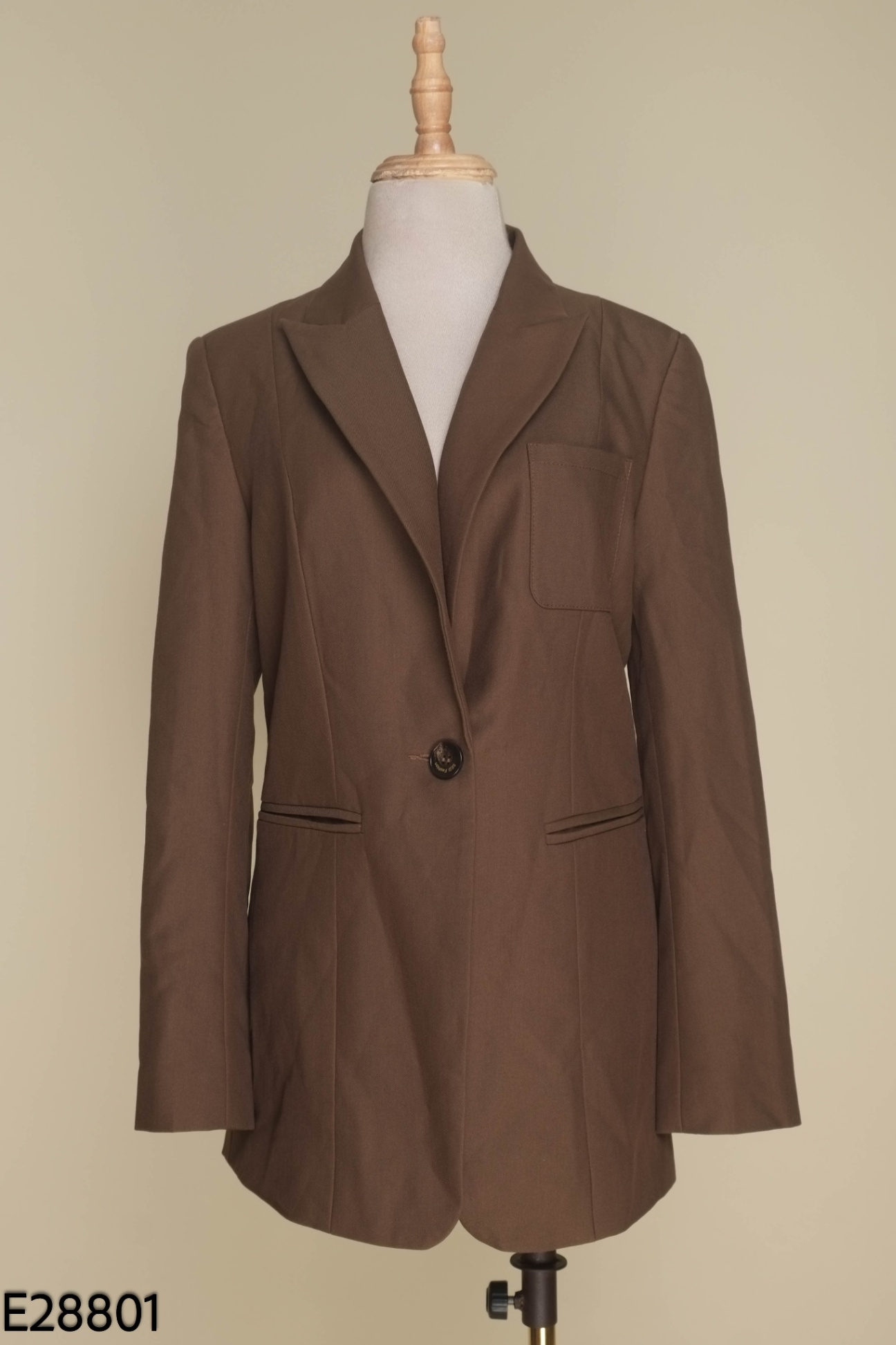 Áo blazer nâu có đệm vai