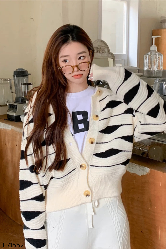 Áo cardigan len trắng mix đen