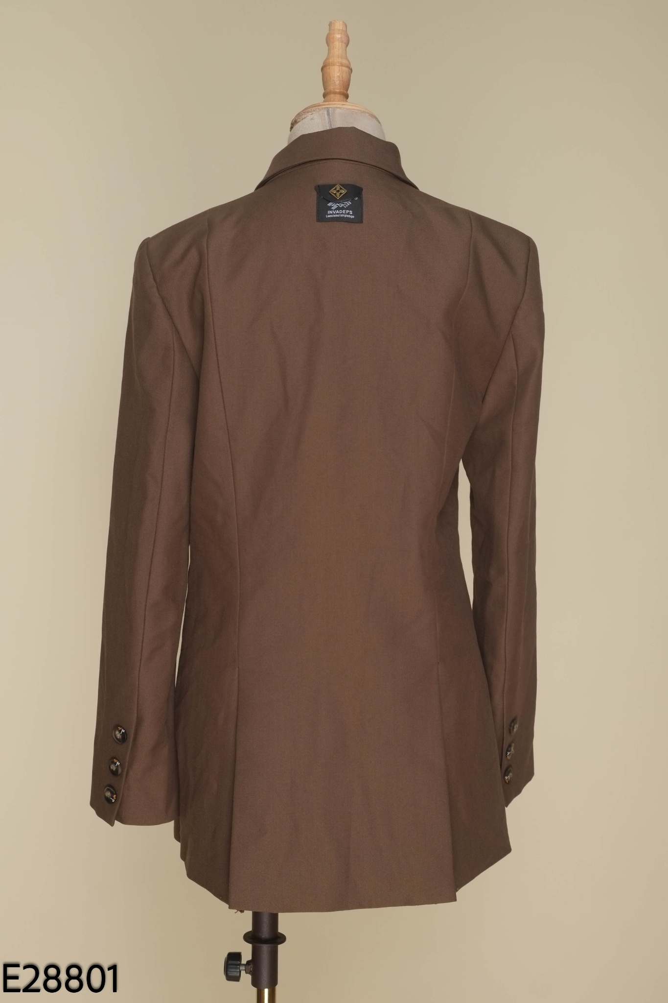 Áo blazer nâu có đệm vai