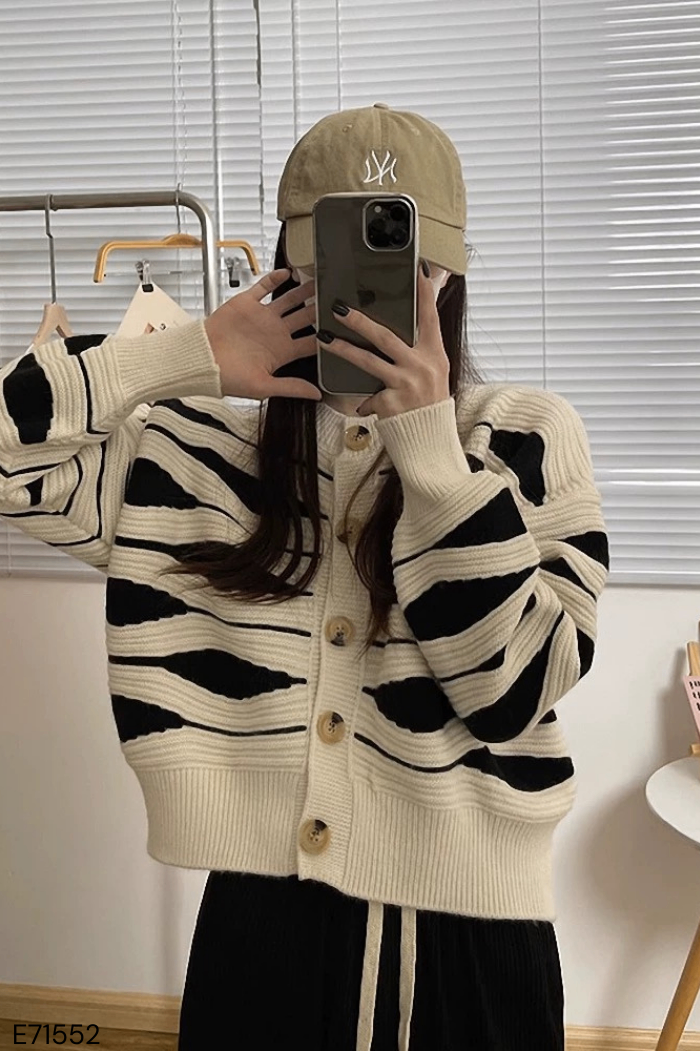 Áo cardigan len trắng mix đen