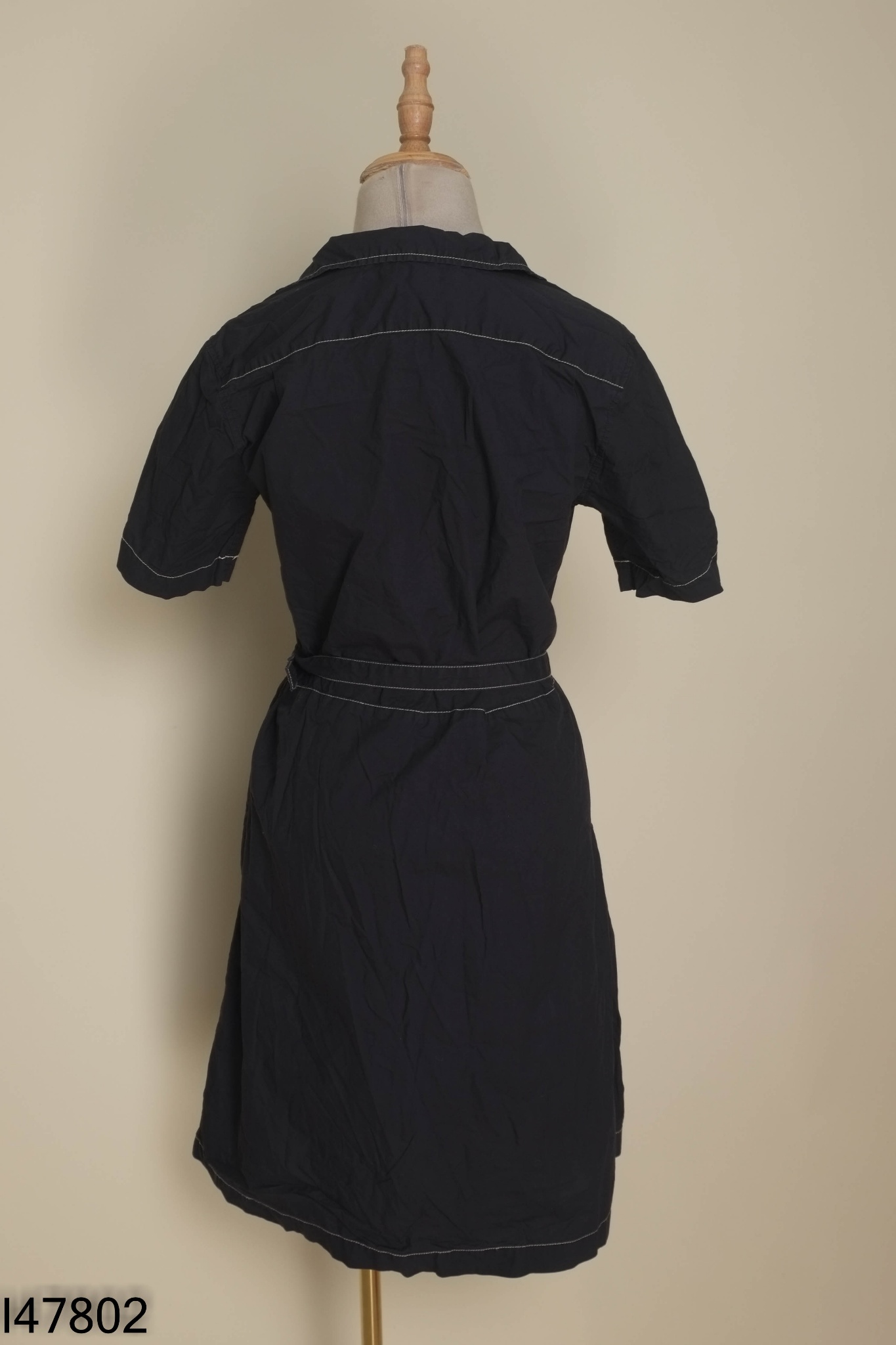 Váy UNIQLO xah than viền trắng