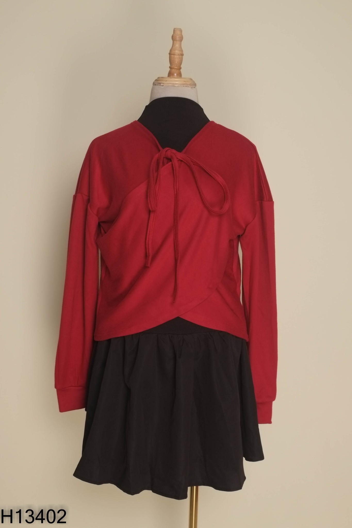 Set váy đen + áo khoác đỏ