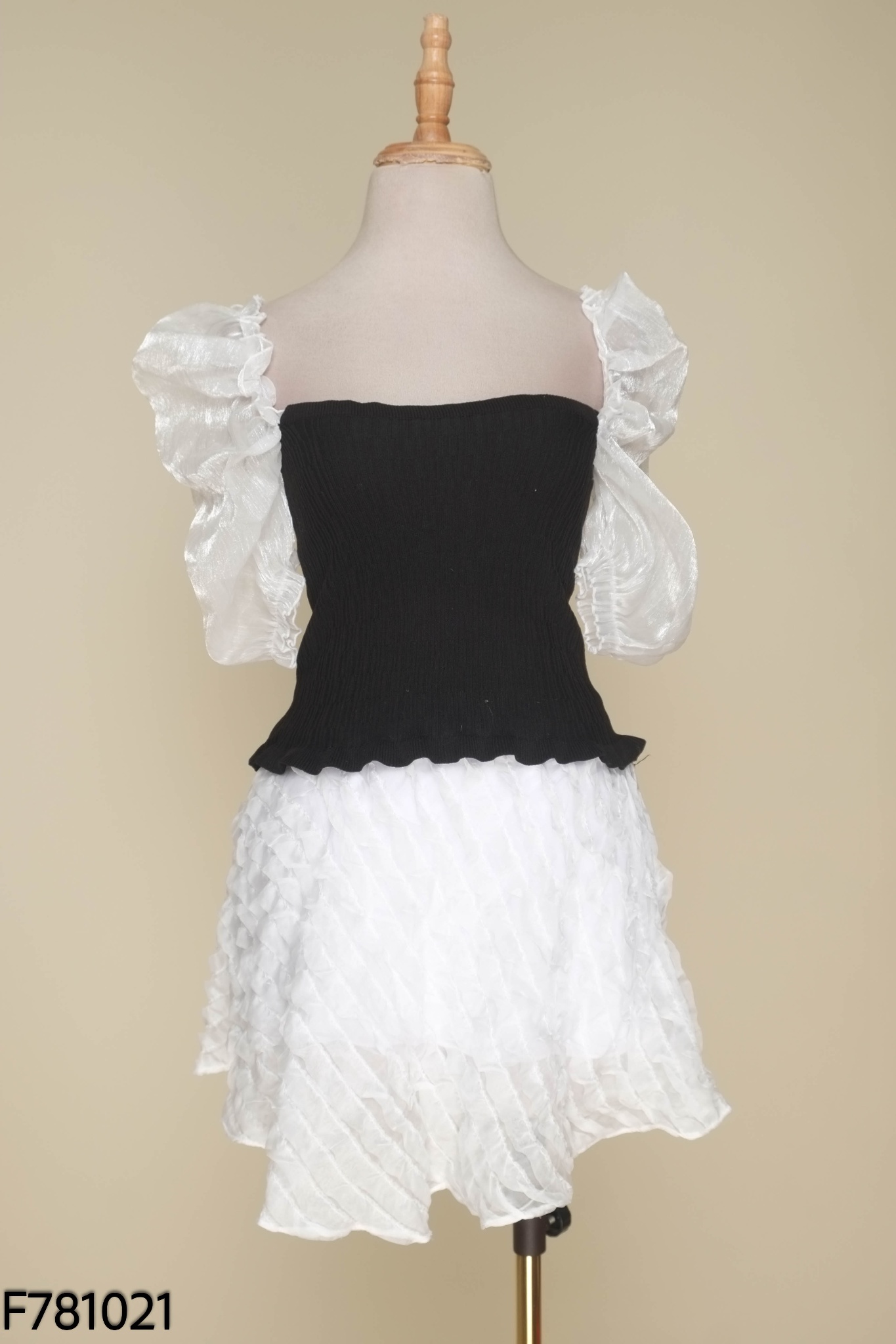 Set Áo babytee đen mix tay voan + chân váy phối ren