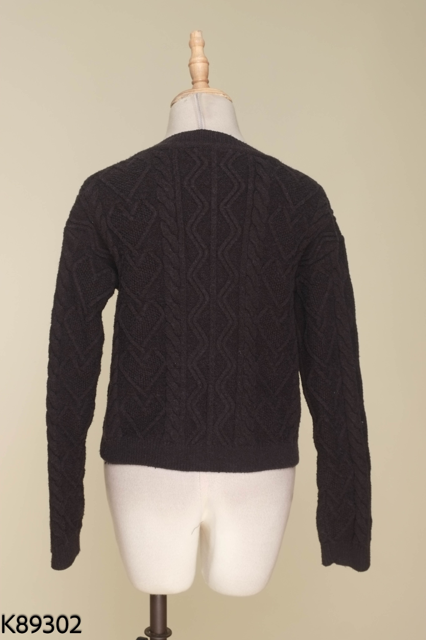 Áo len cardigan đen phối cúc ngọc