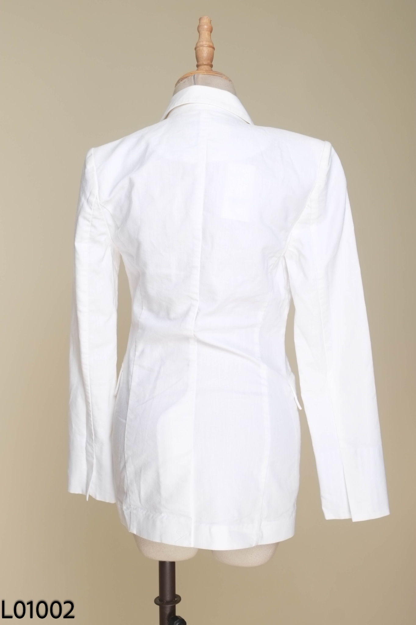 Áo vest trắng MIXXO cúc bạc