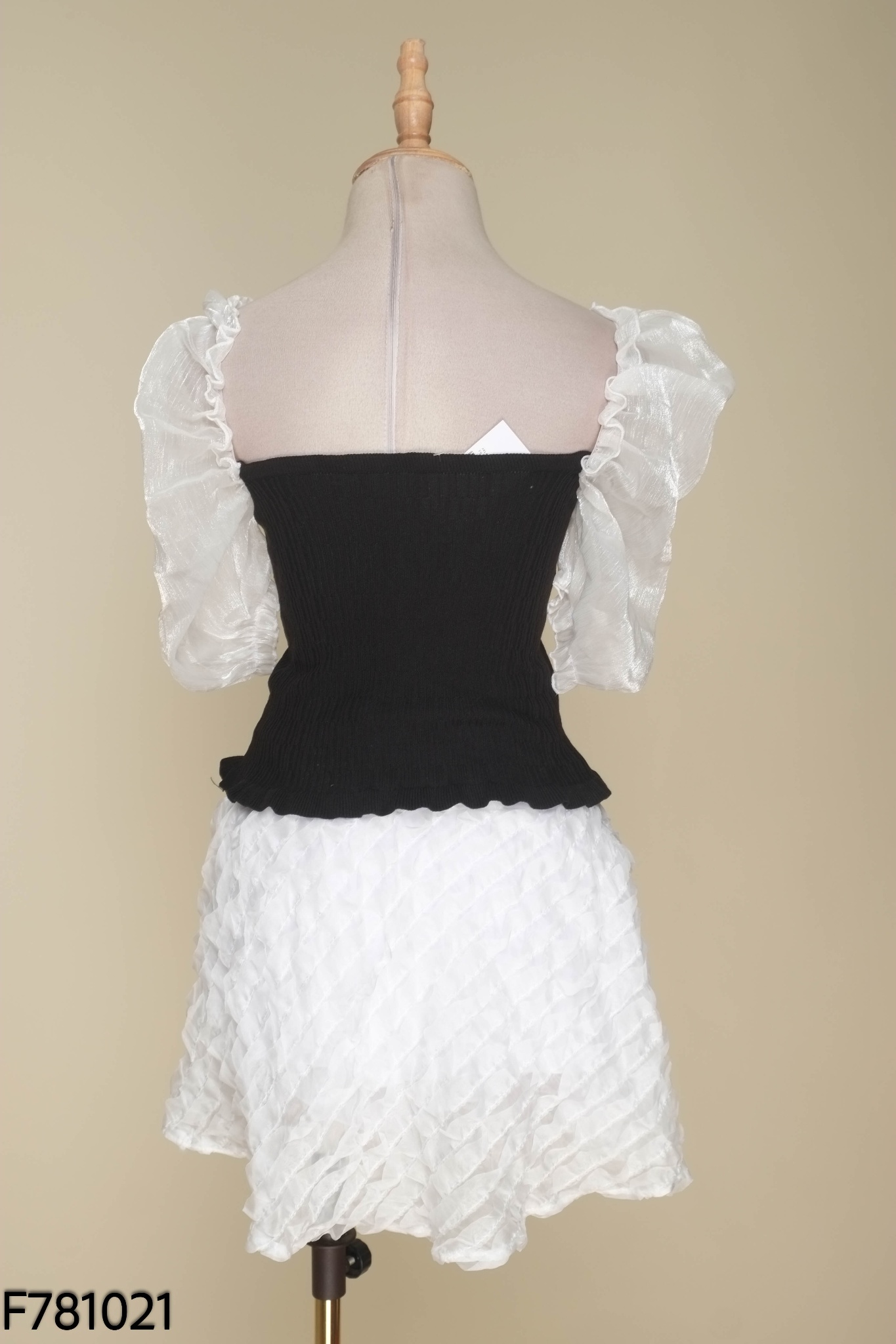 Set Áo babytee đen mix tay voan + chân váy phối ren