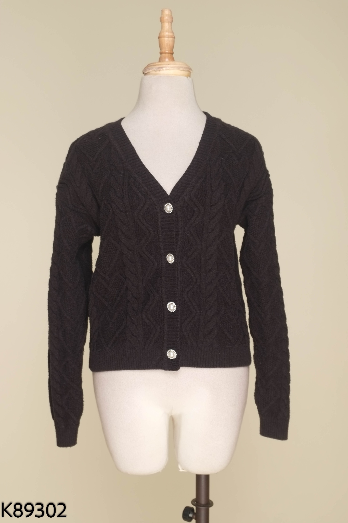 Áo len cardigan đen phối cúc ngọc