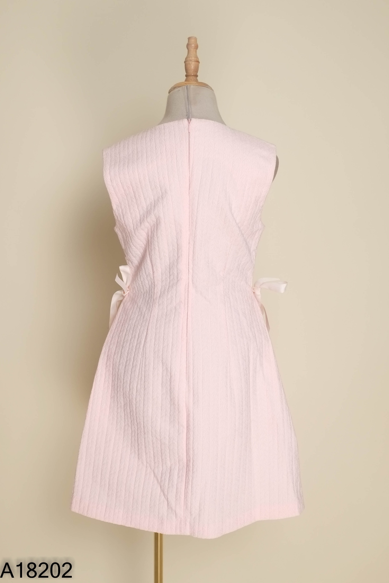 Váy hồng IVY MODA trơn cổ tròn sát nách