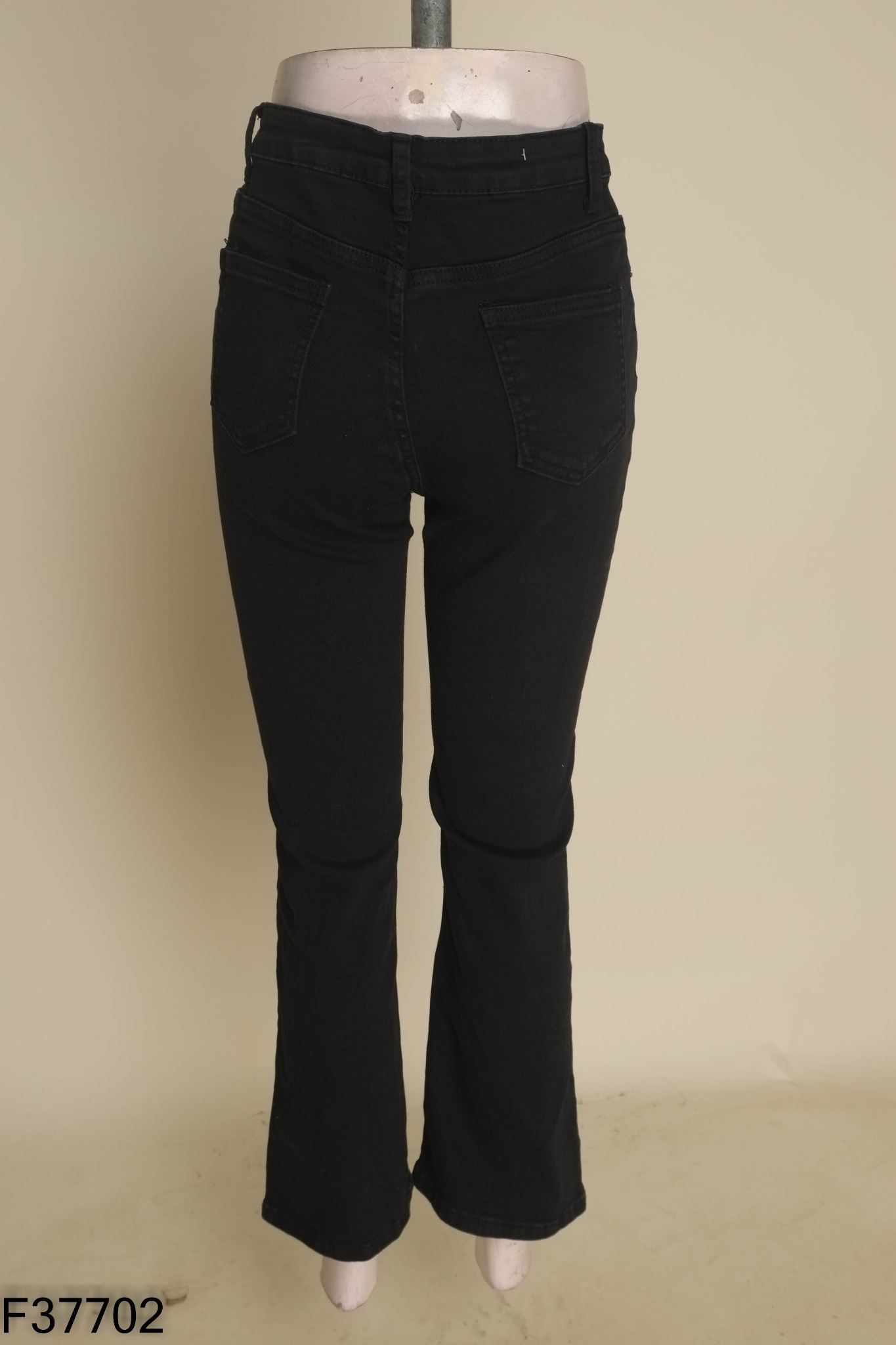Quần jeans đen ống loe