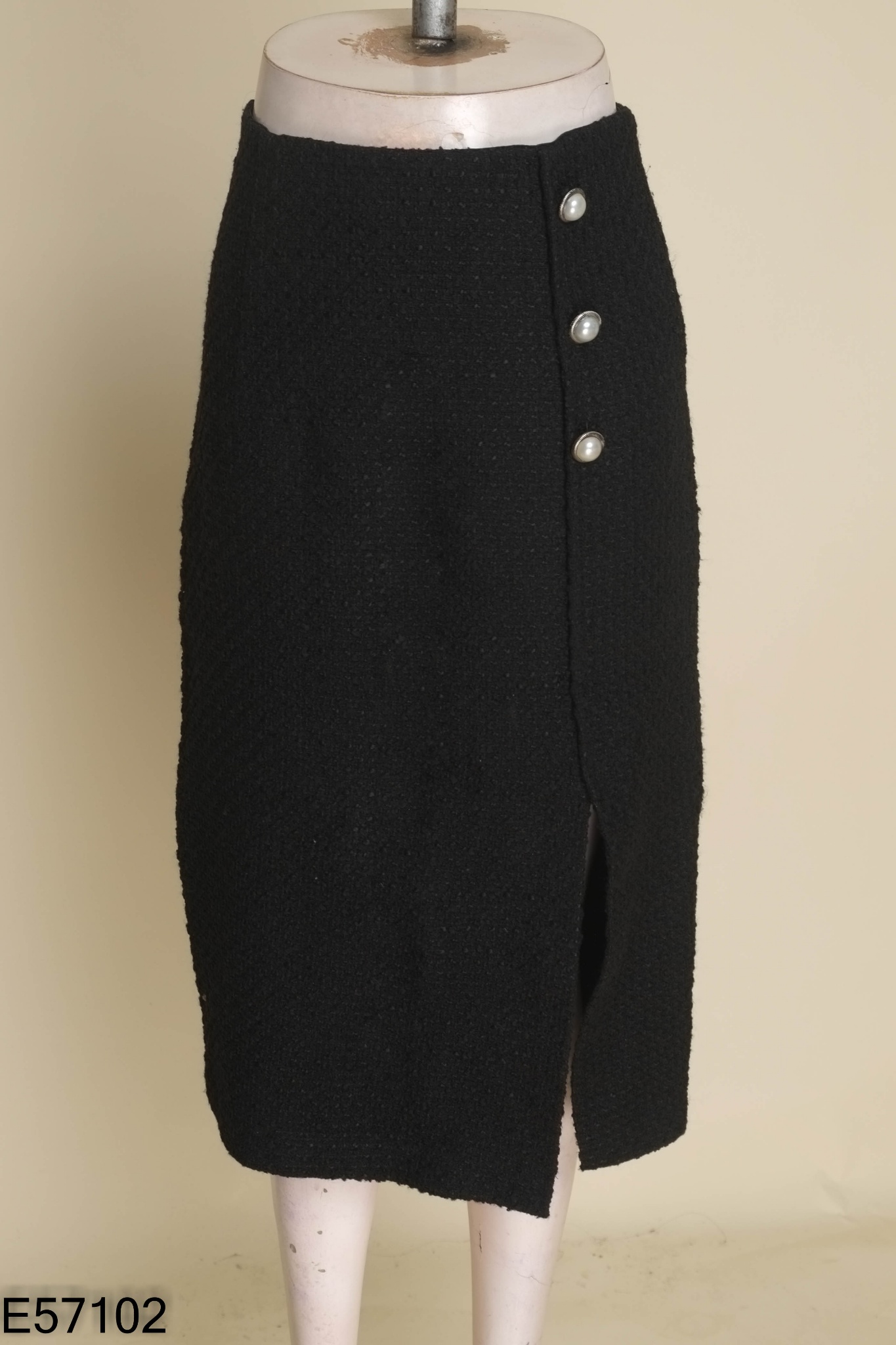 Chân váy dạ tweed đen RESERVED phối ngọc