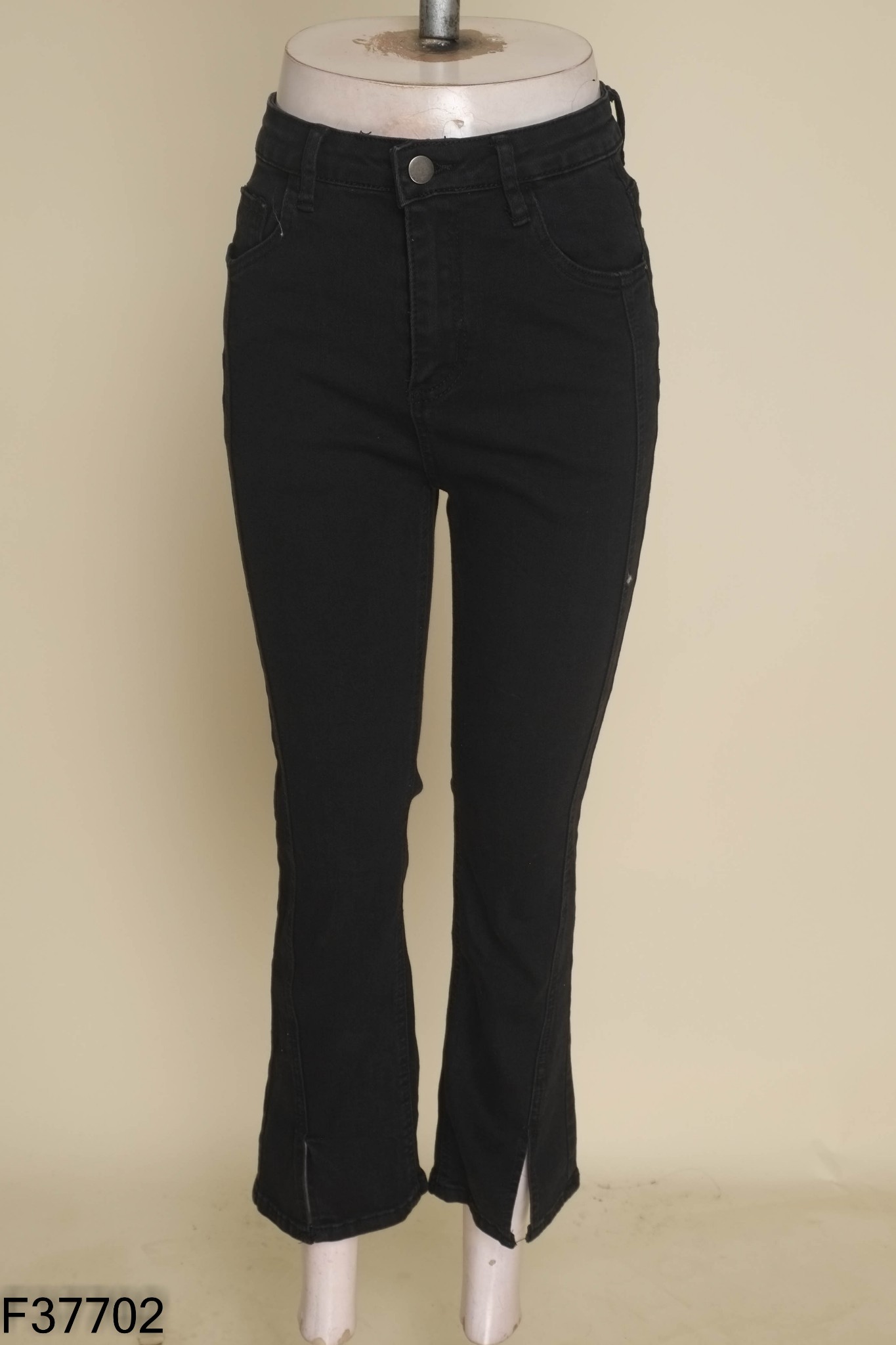 Quần jeans đen ống loe