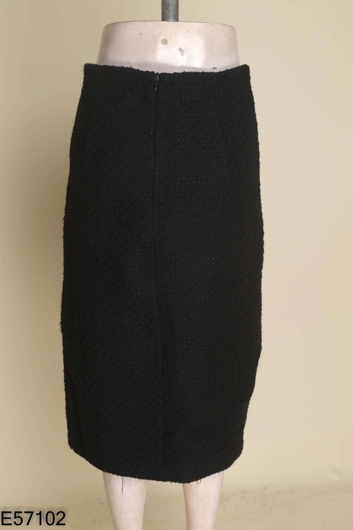 Chân váy dạ tweed đen RESERVED phối ngọc