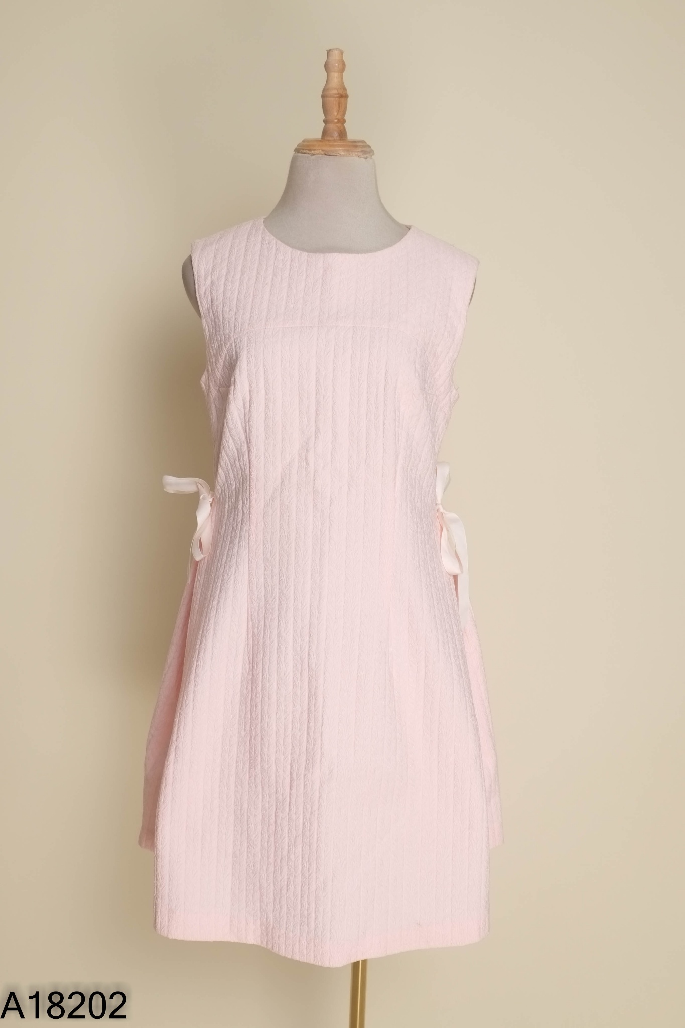 Váy hồng IVY MODA trơn cổ tròn sát nách
