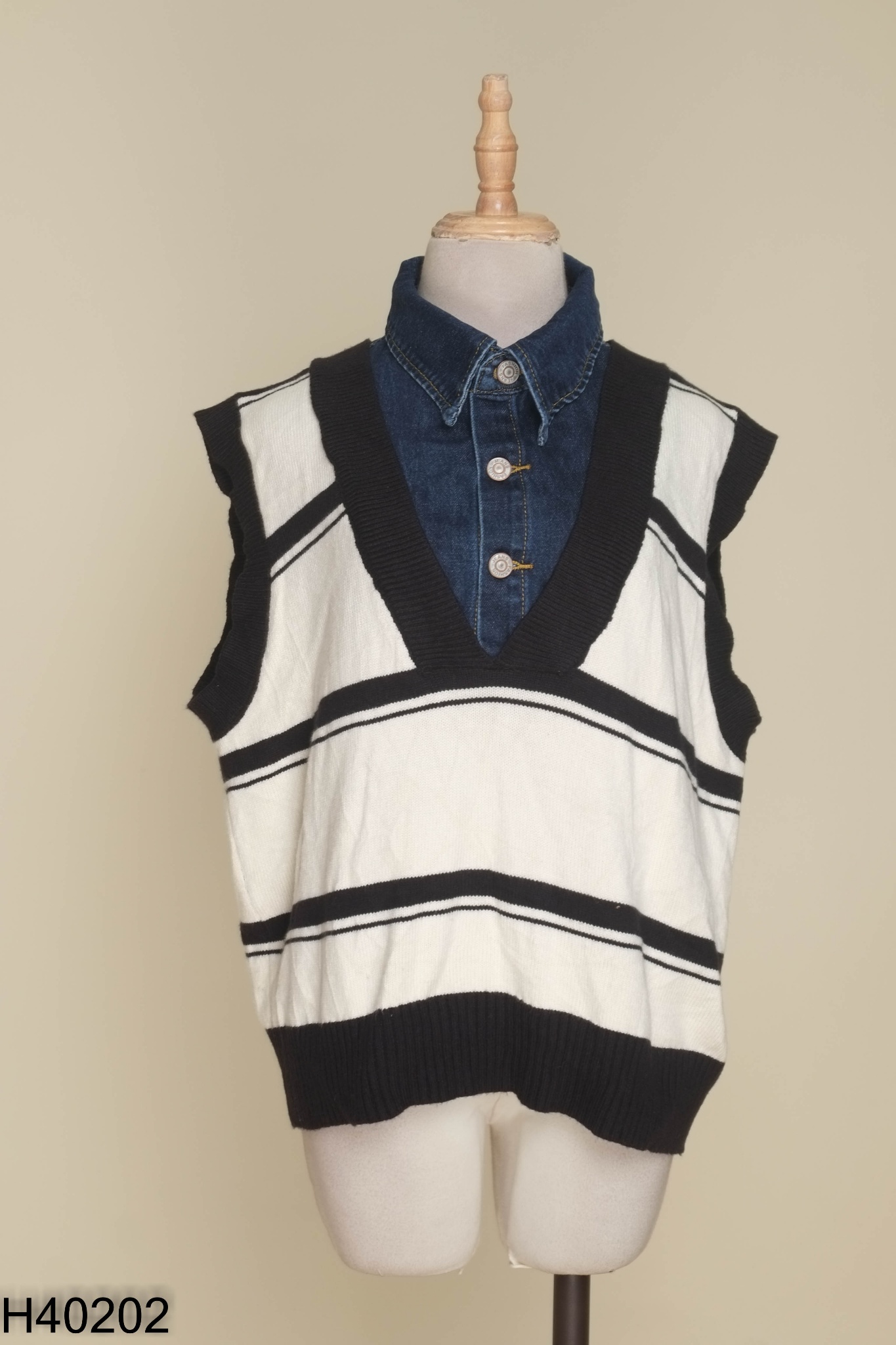 Áo gile len cardigan trắng đen phối jeans xanh