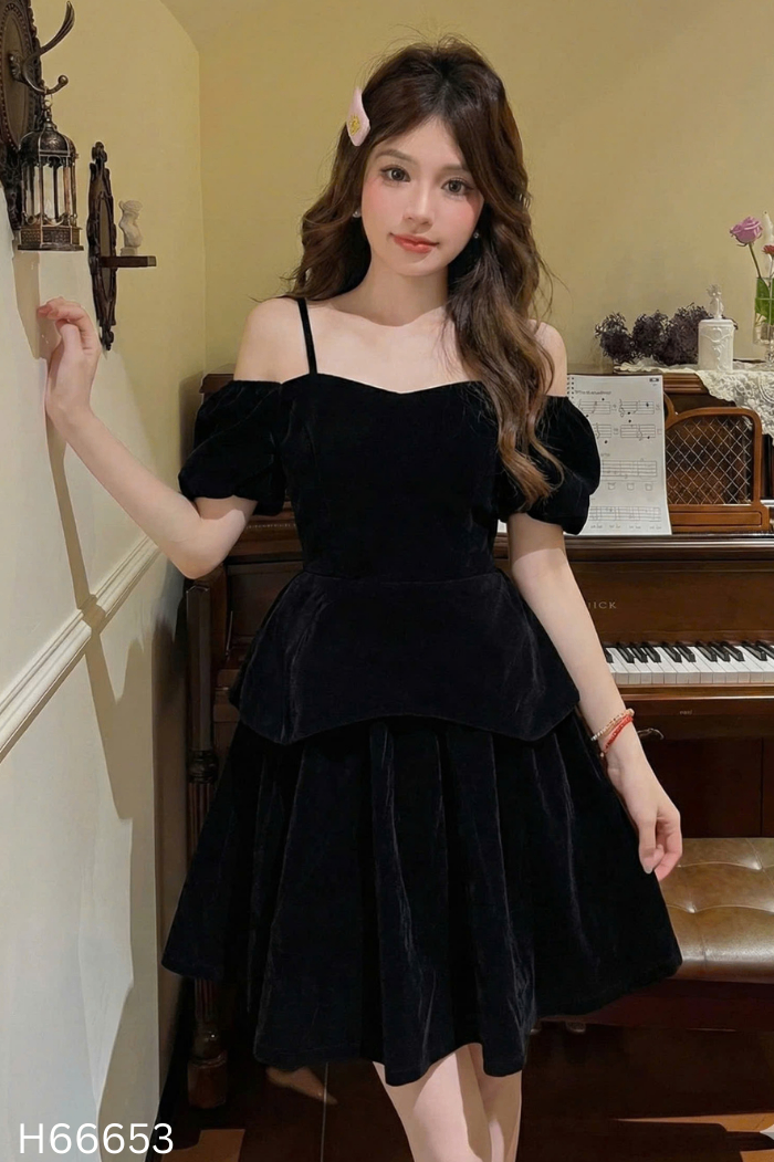 Váy nhung đen 2 tàng xẻ vai