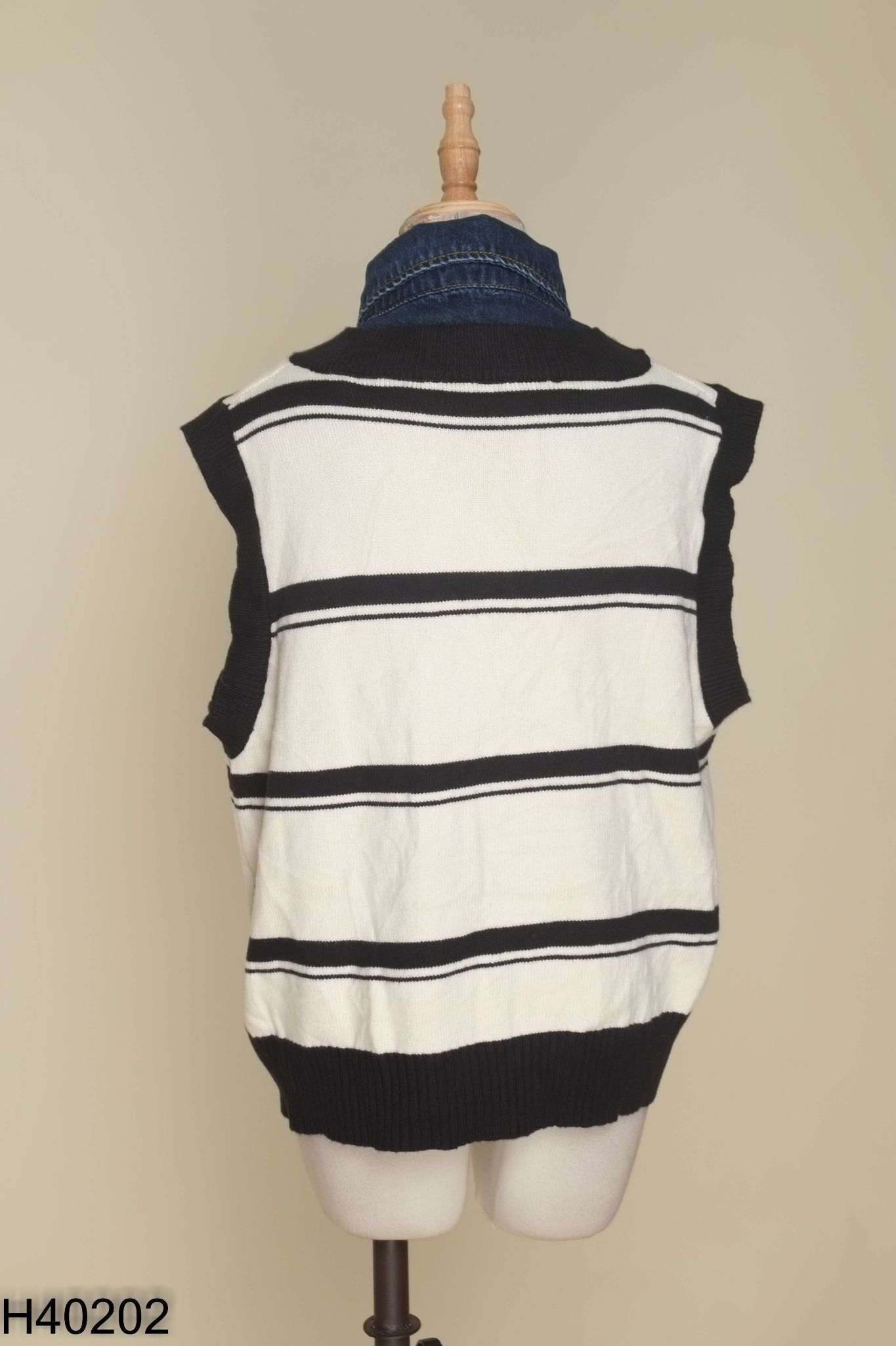 Áo gile len cardigan trắng đen phối jeans xanh