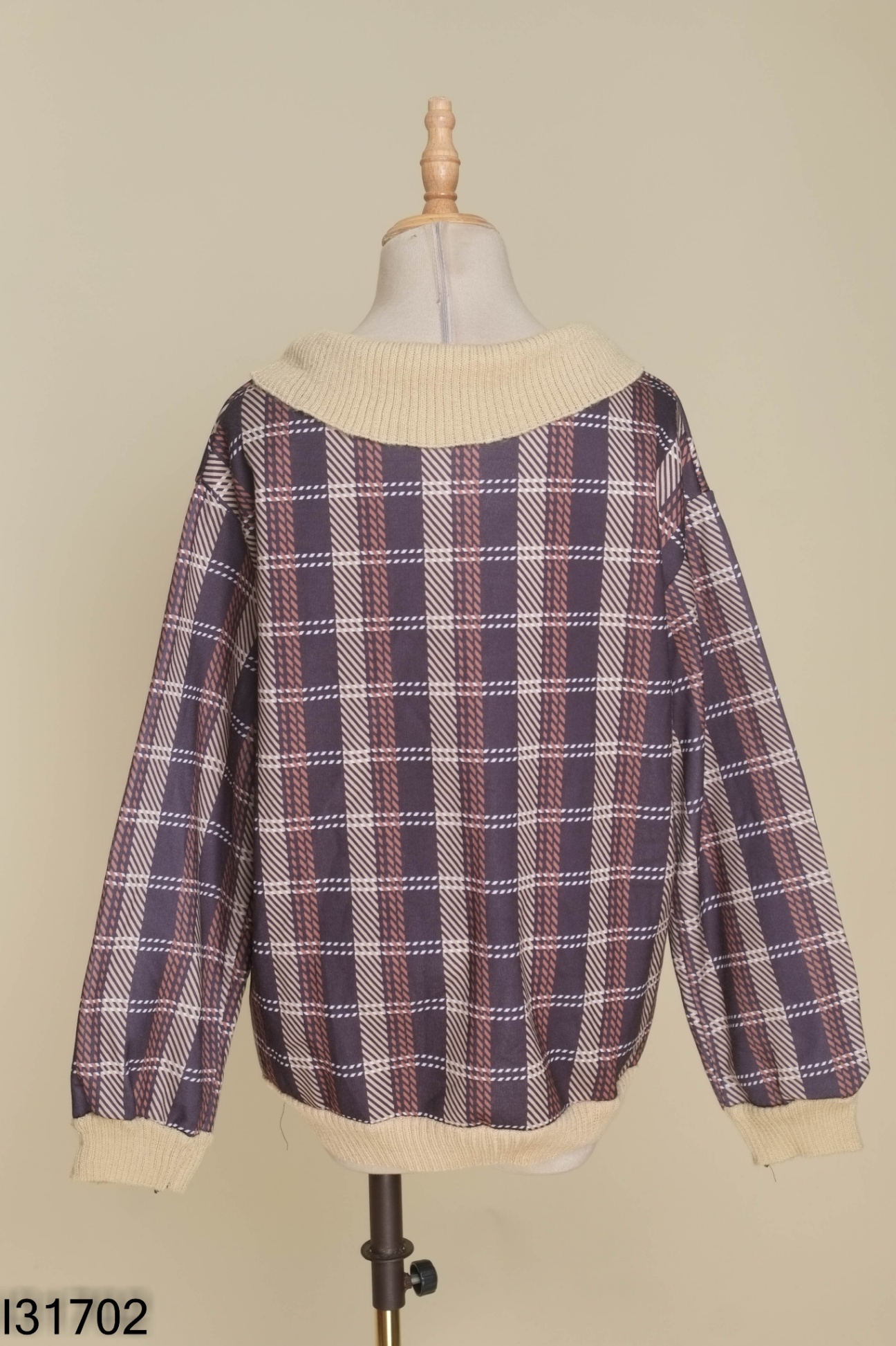 Áo sweater xanh kẻ cổ be