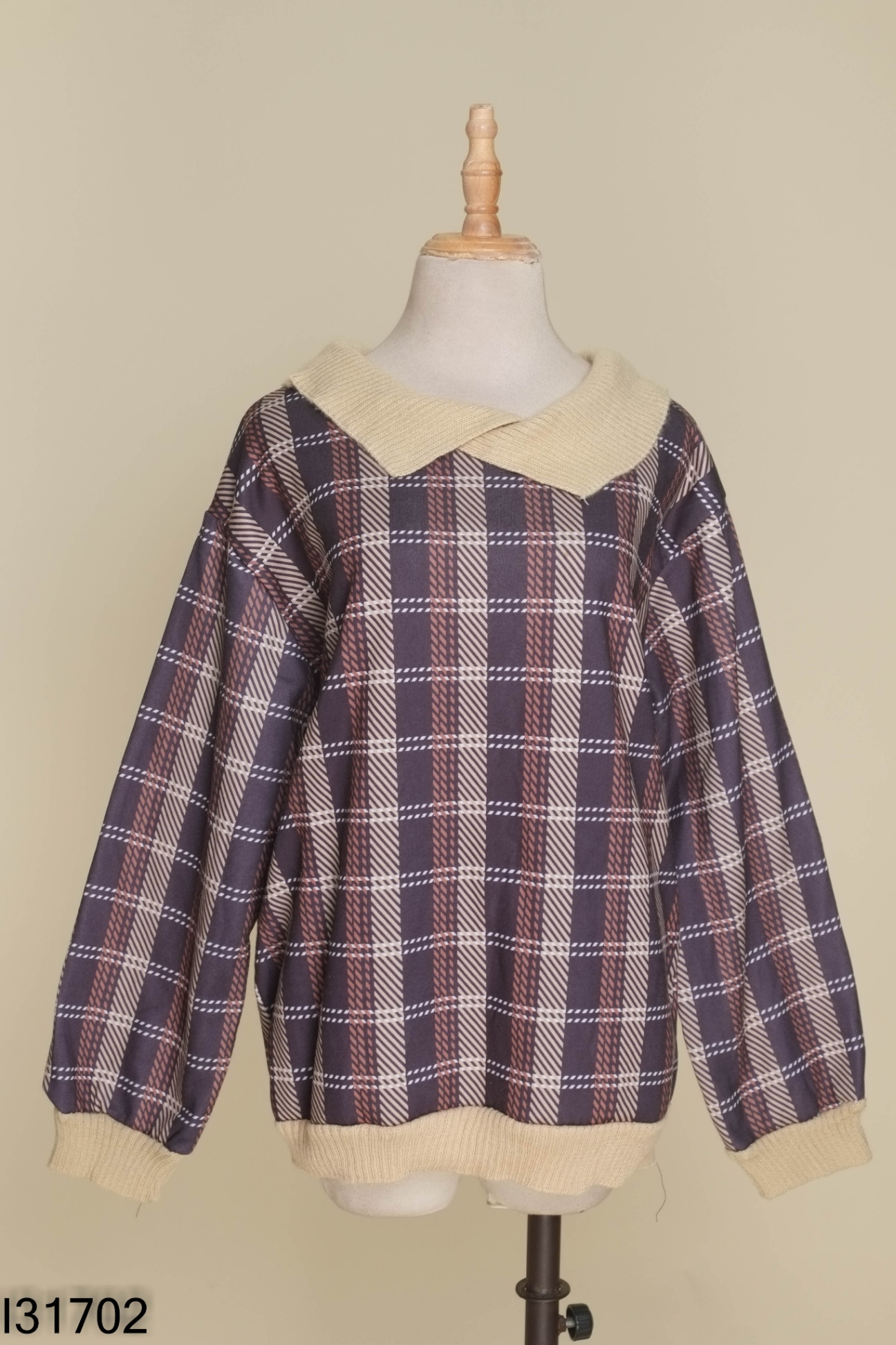 Áo sweater xanh kẻ cổ be