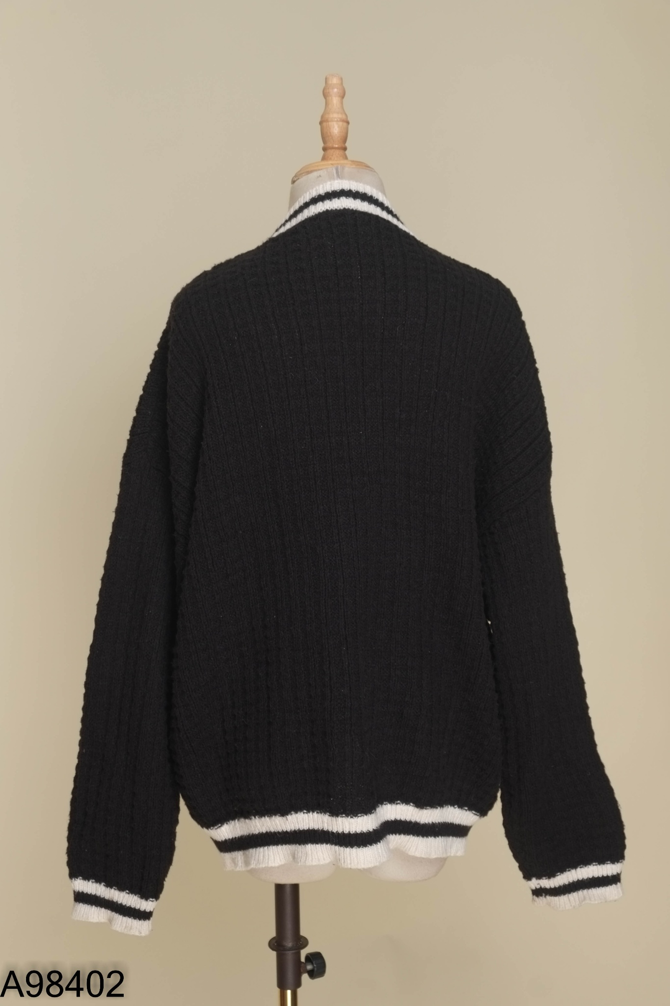 Áo cardigans đen viền trắng