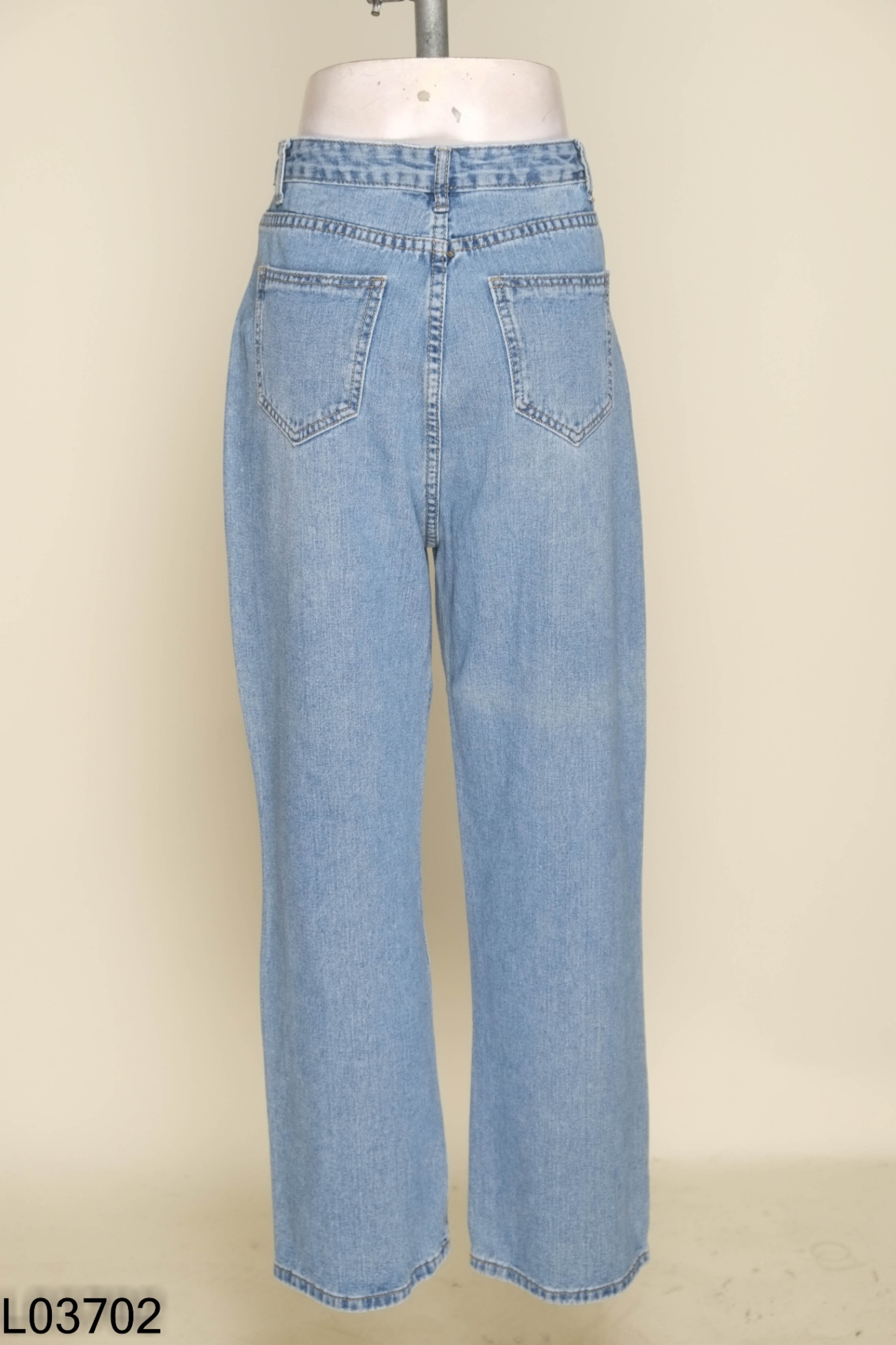 Quần jeans xanh suông