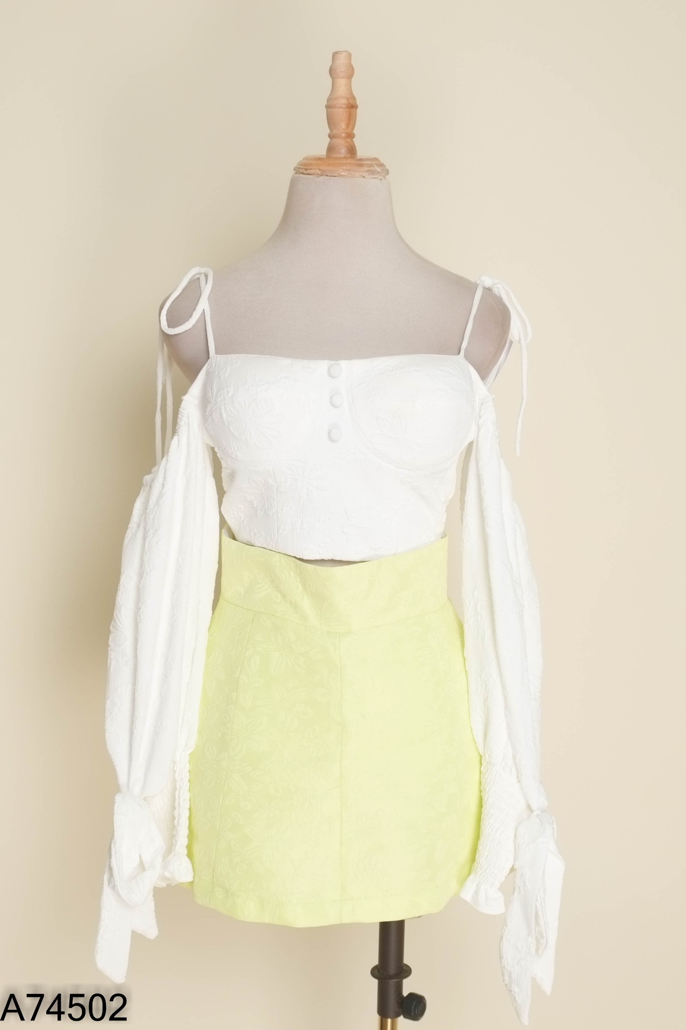 Set SAFIR áo trắng + chân váy vàng chanh