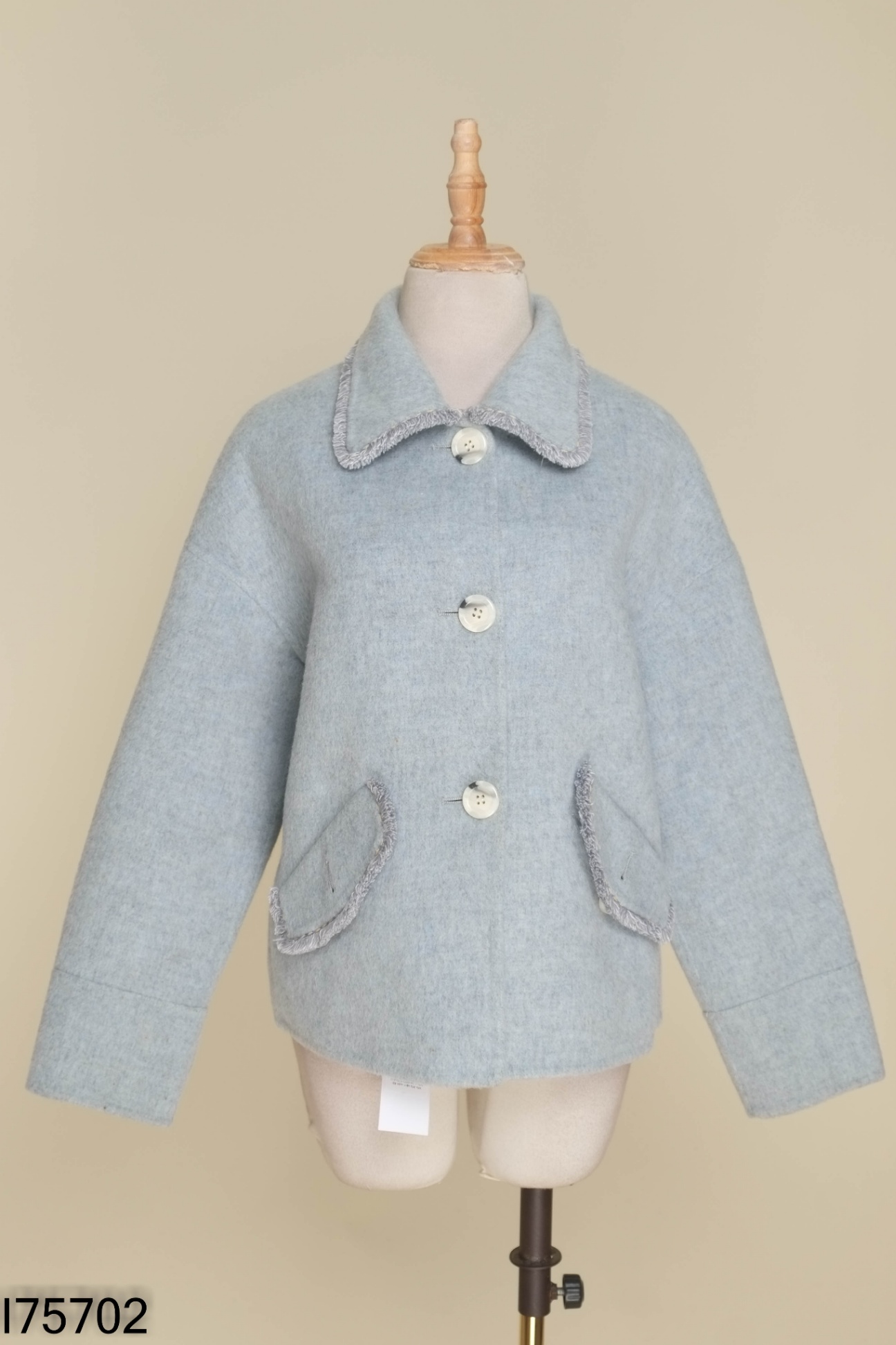 Áo khoác dạ xám viền tua rua