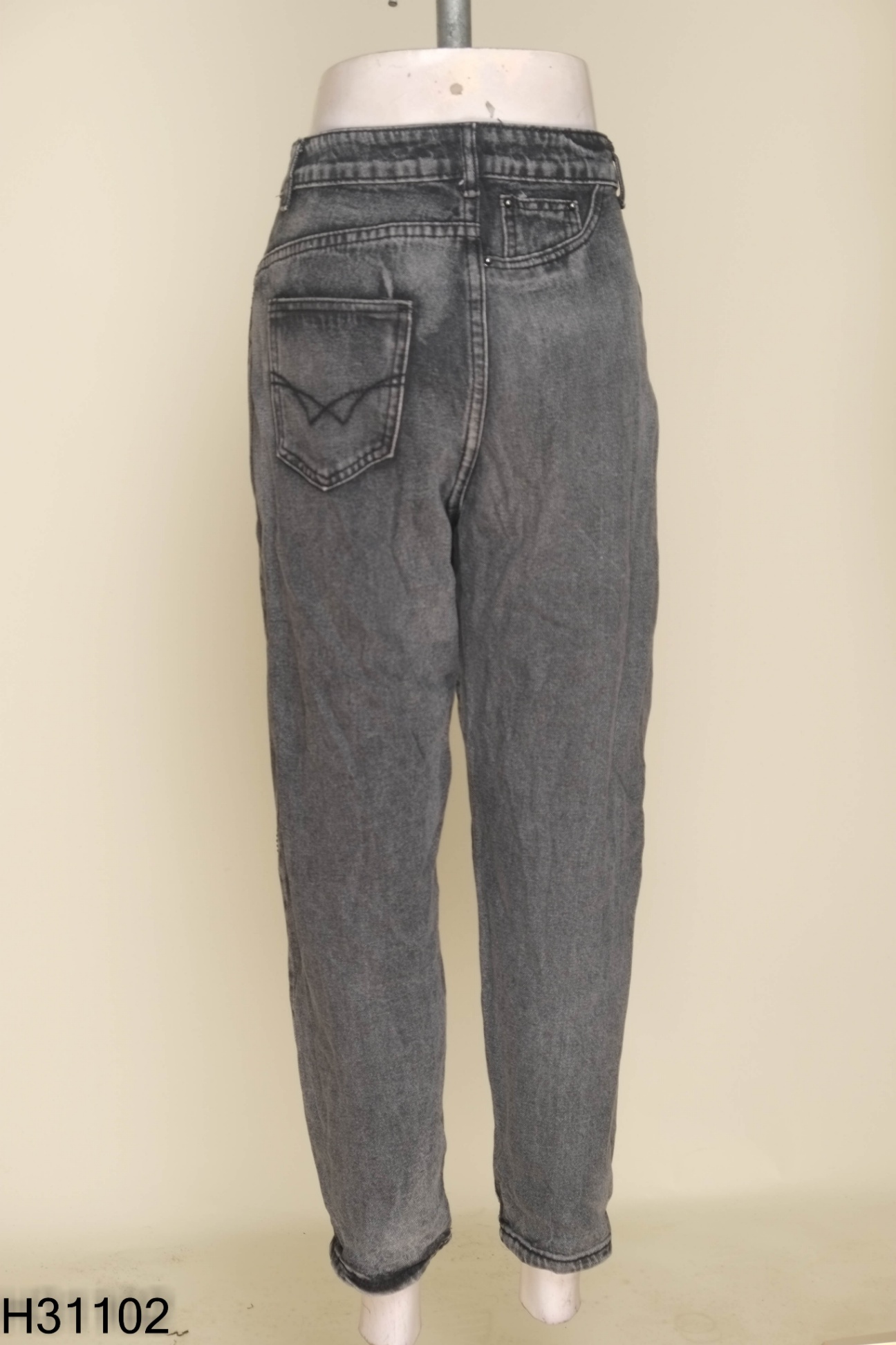 Quần jeans xám đính đá