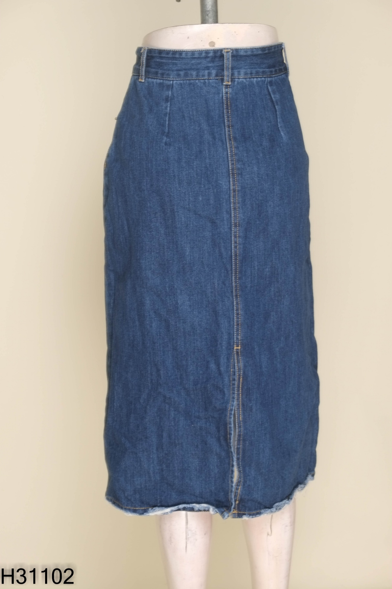 Chân váy jeans xanh in chữ