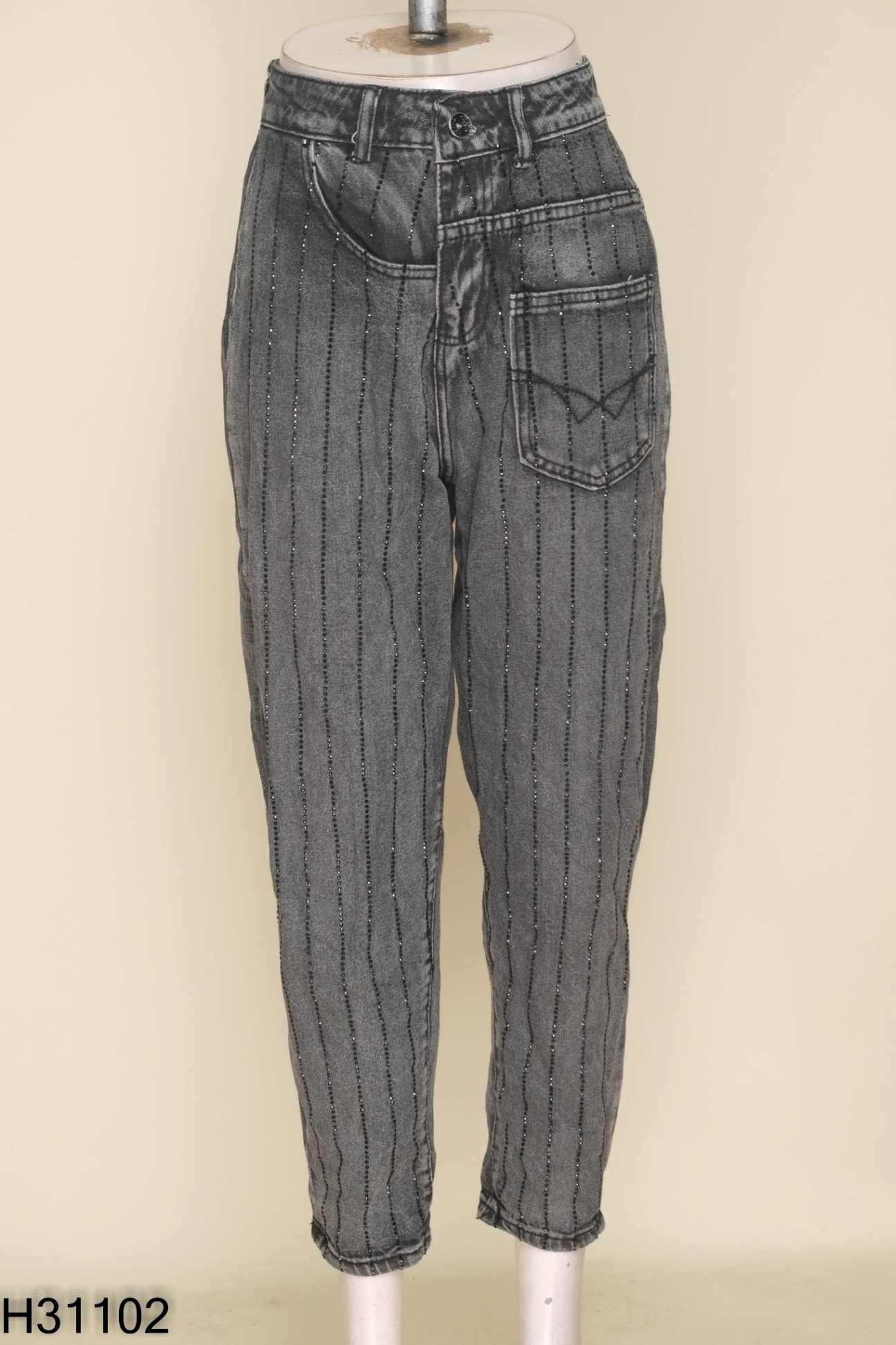 Quần jeans xám đính đá