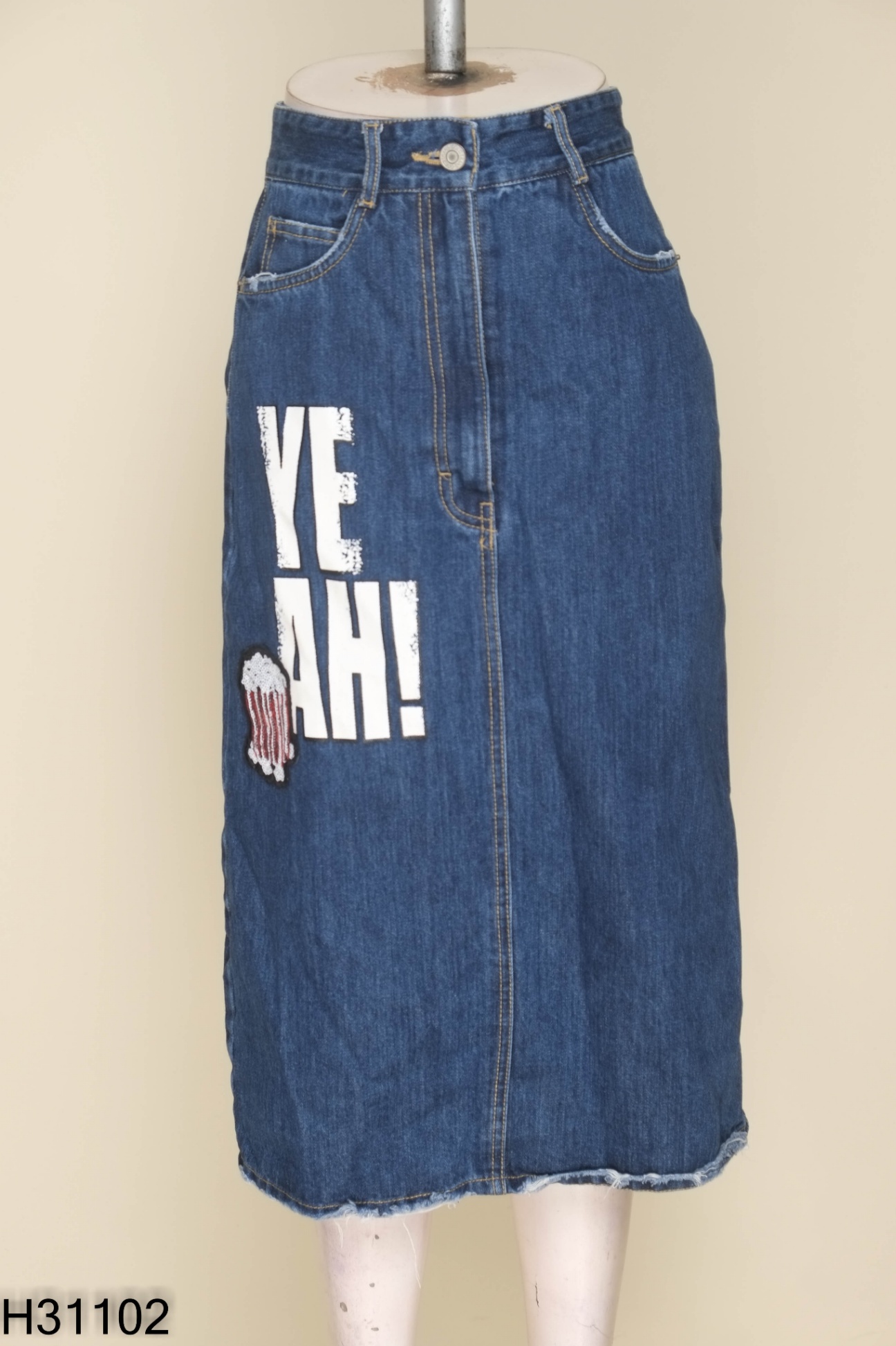 Chân váy jeans xanh in chữ