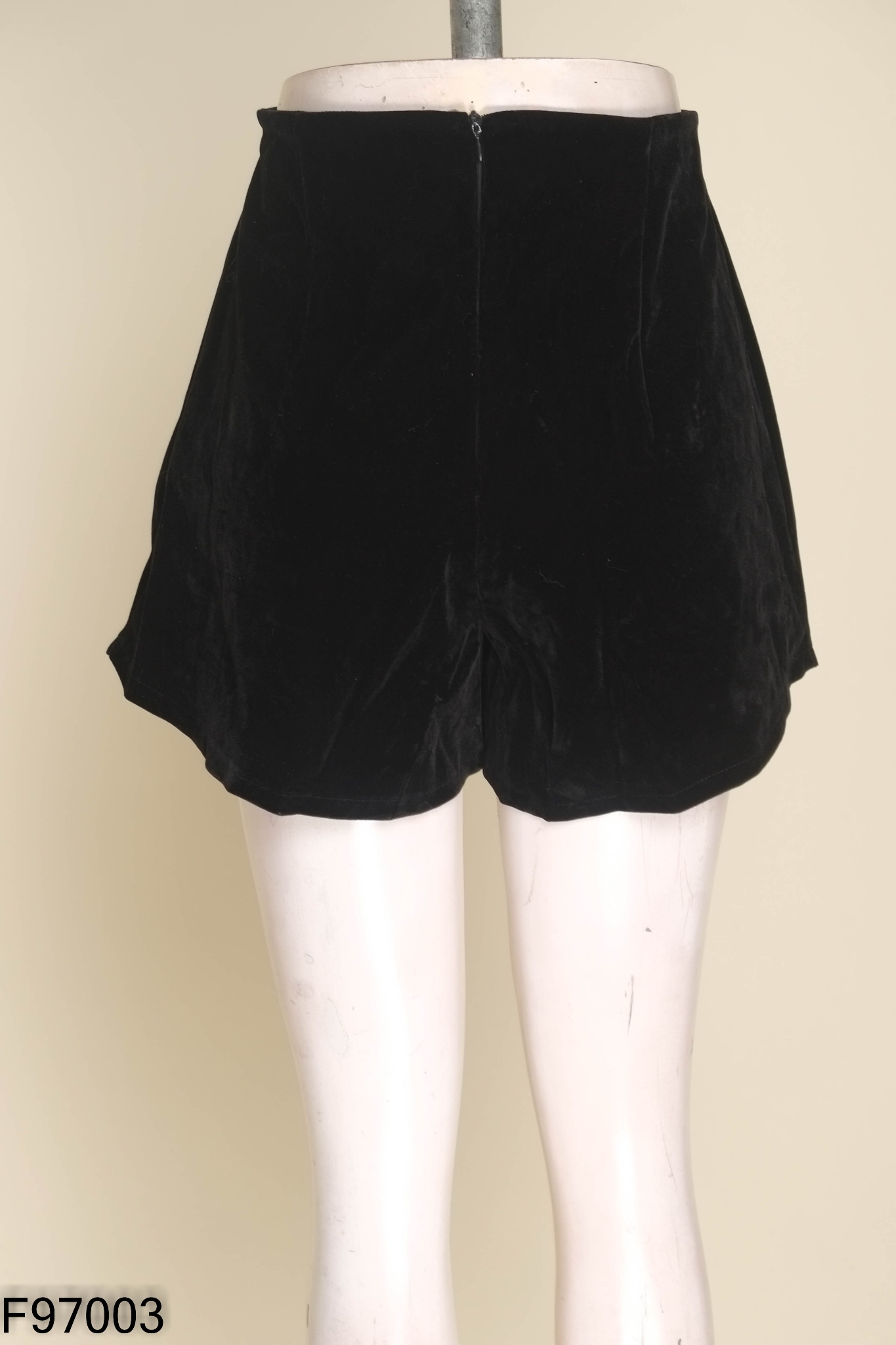 Quần shorts nhung đen