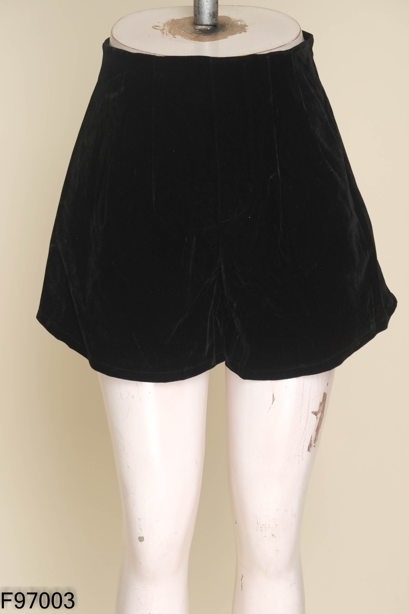 Quần shorts nhung đen