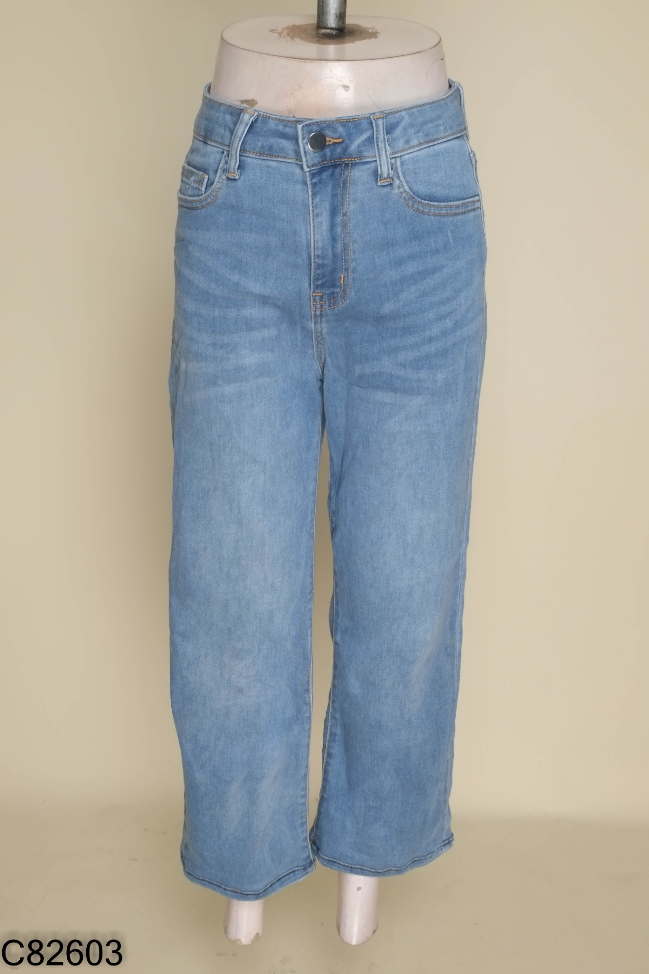 Quần jeans xanh ống đứng