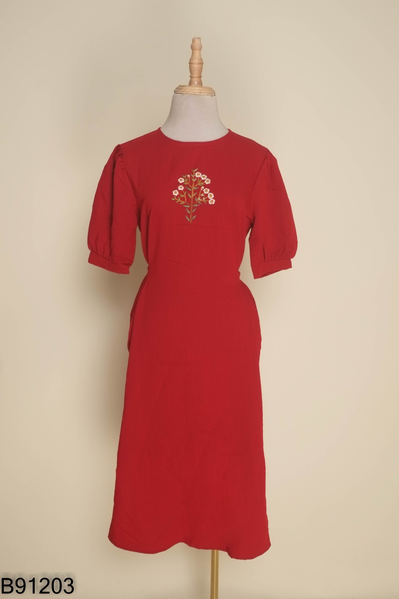 Váy dỏ thêu hoa cổ tròn