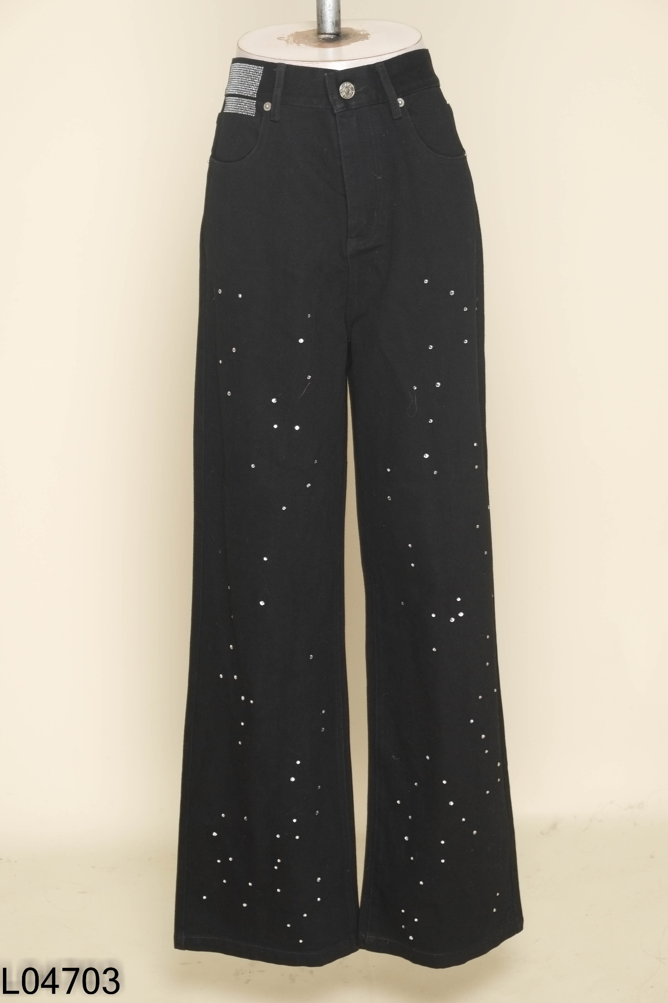 Quần jeans đen đính đá