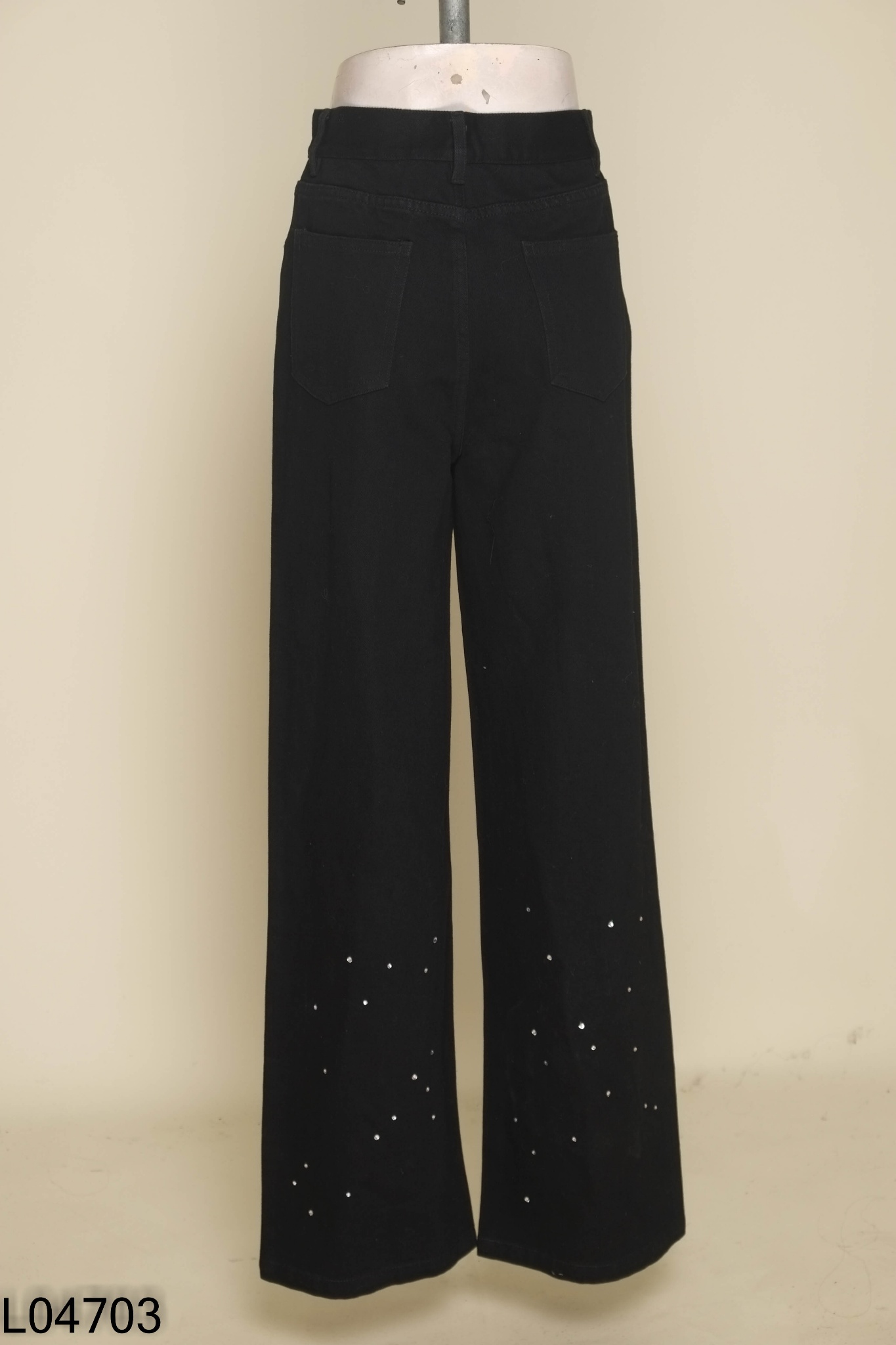 Quần jeans đen đính đá