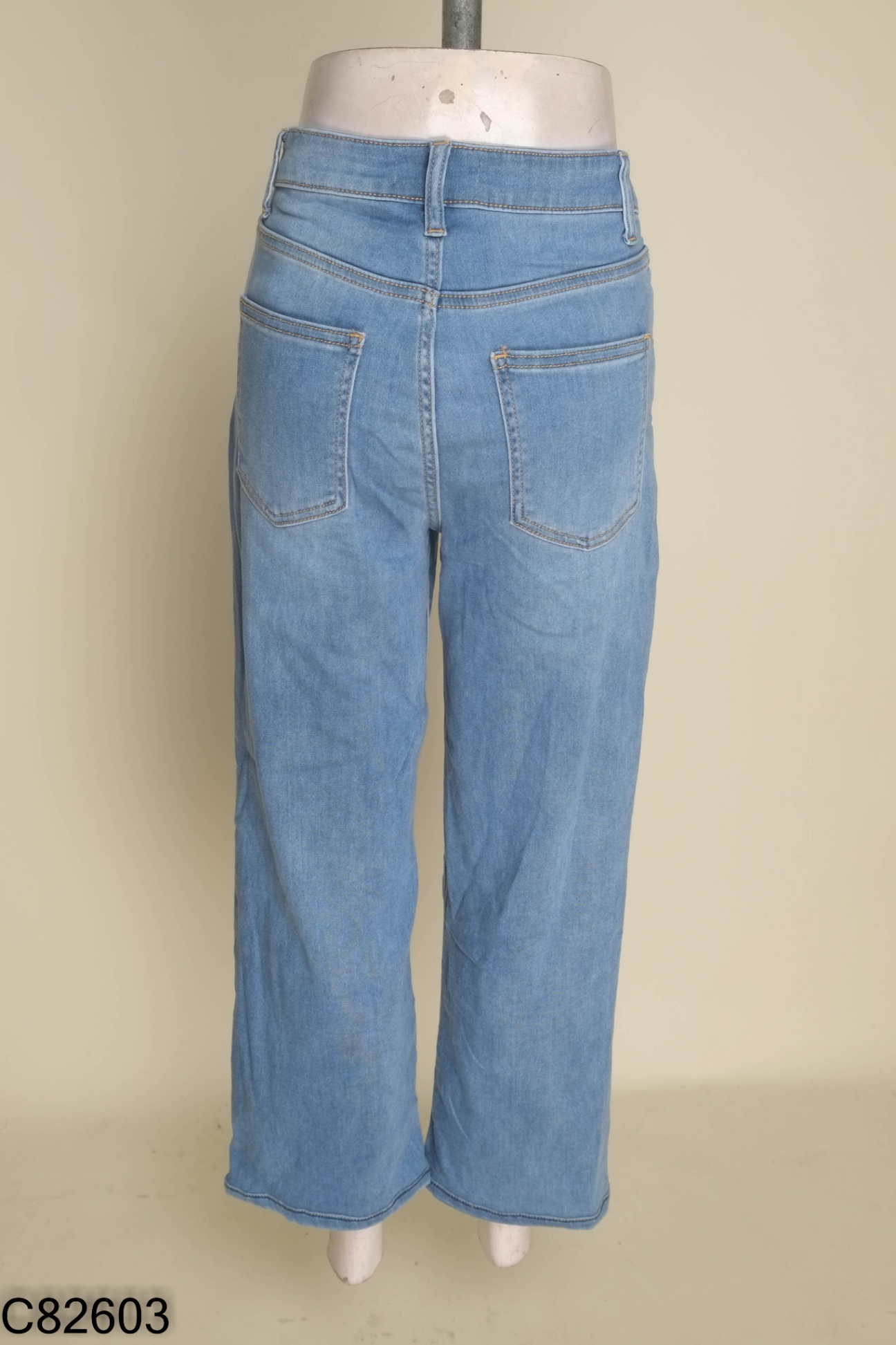 Quần jeans xanh ống đứng