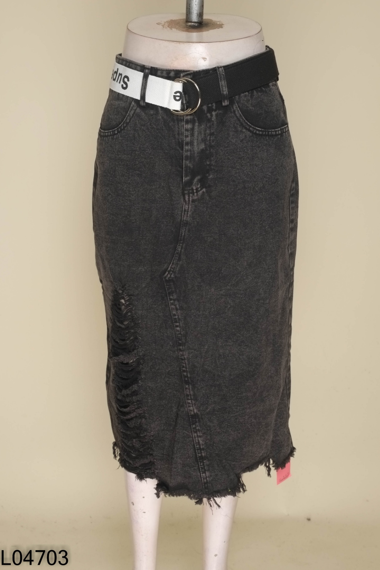 Chân váy jeans xám rách phối thắt lưng