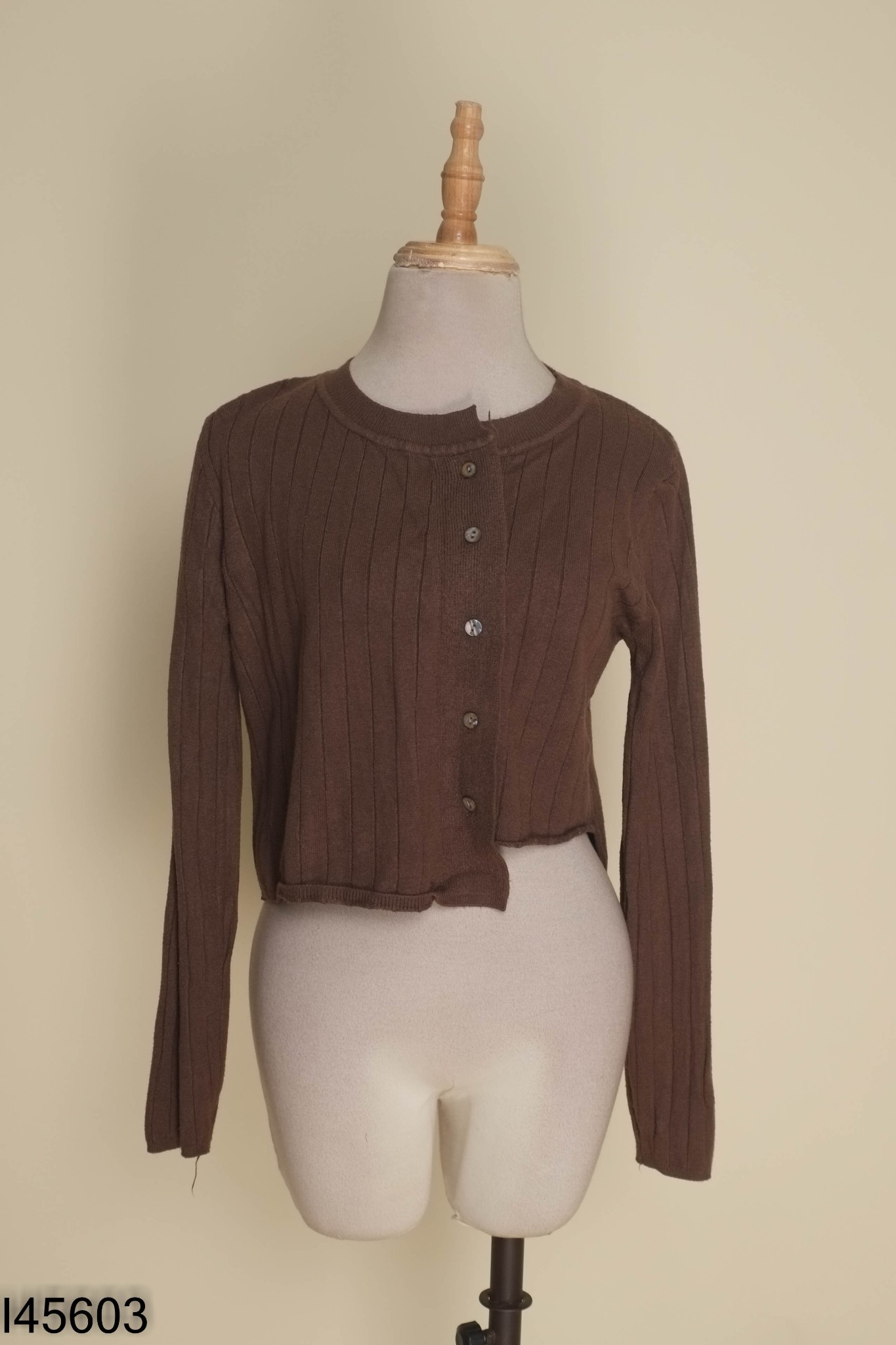 Áo cardigans len nâu dáng ngắn