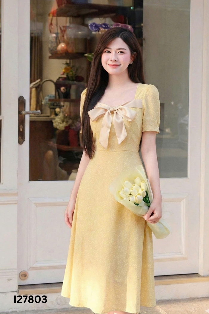 Váy vàng chấm bi buộc nơ