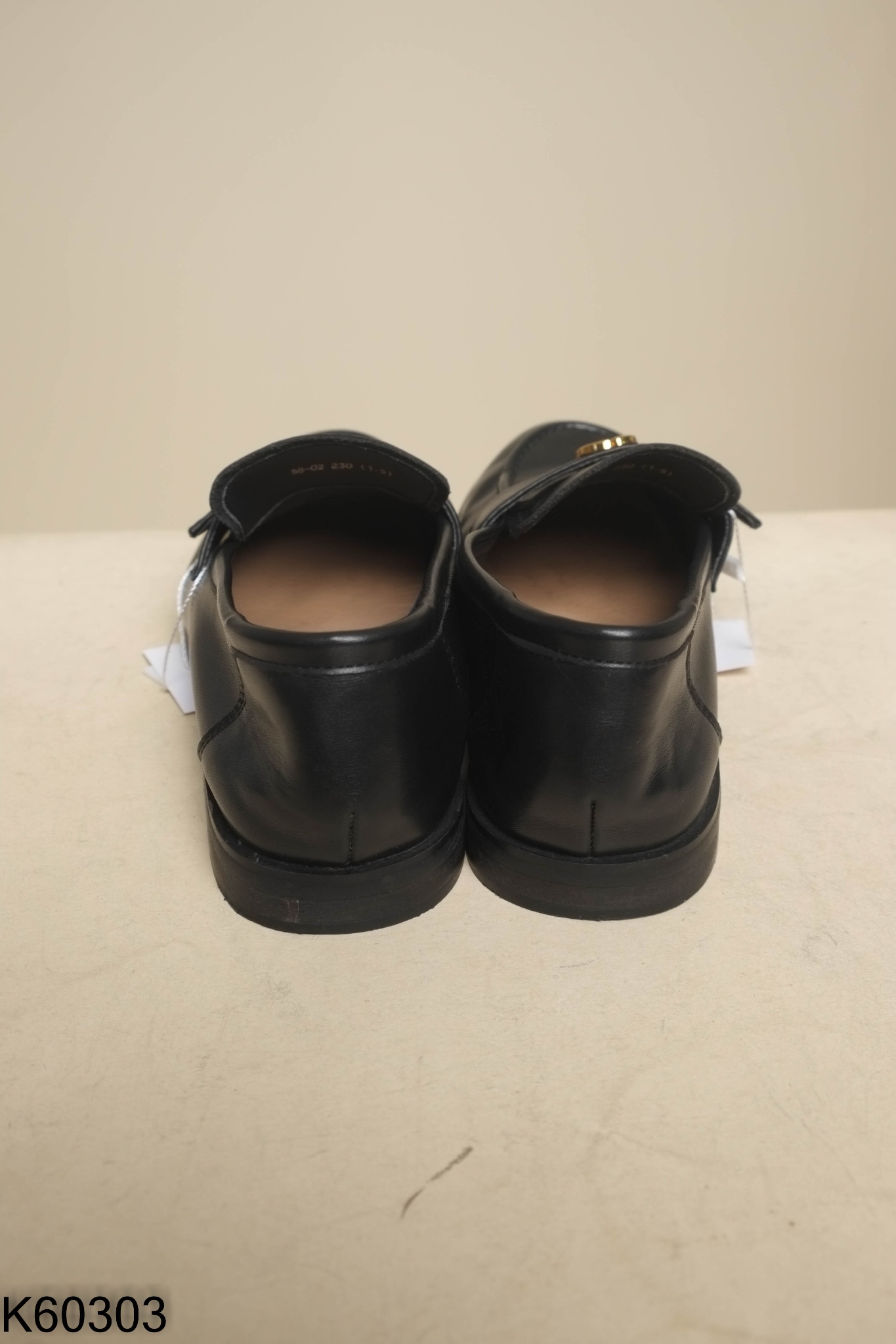 Giày loafer da đen charm vàng