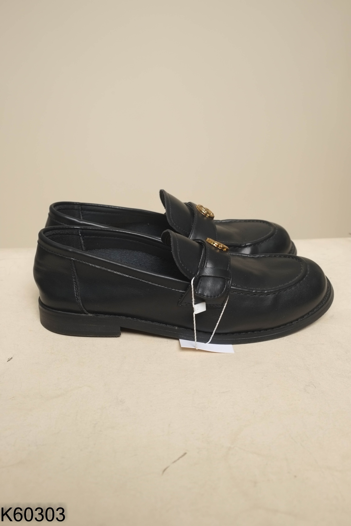 Giày loafer da đen charm vàng