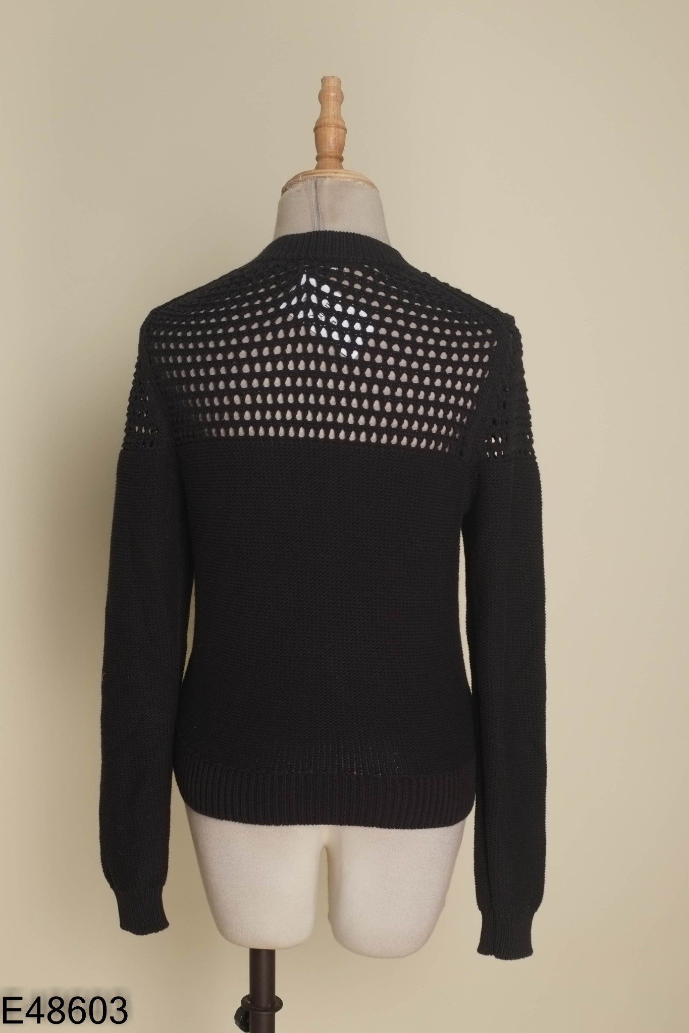 Áo len đen UNIQLO phối cúc