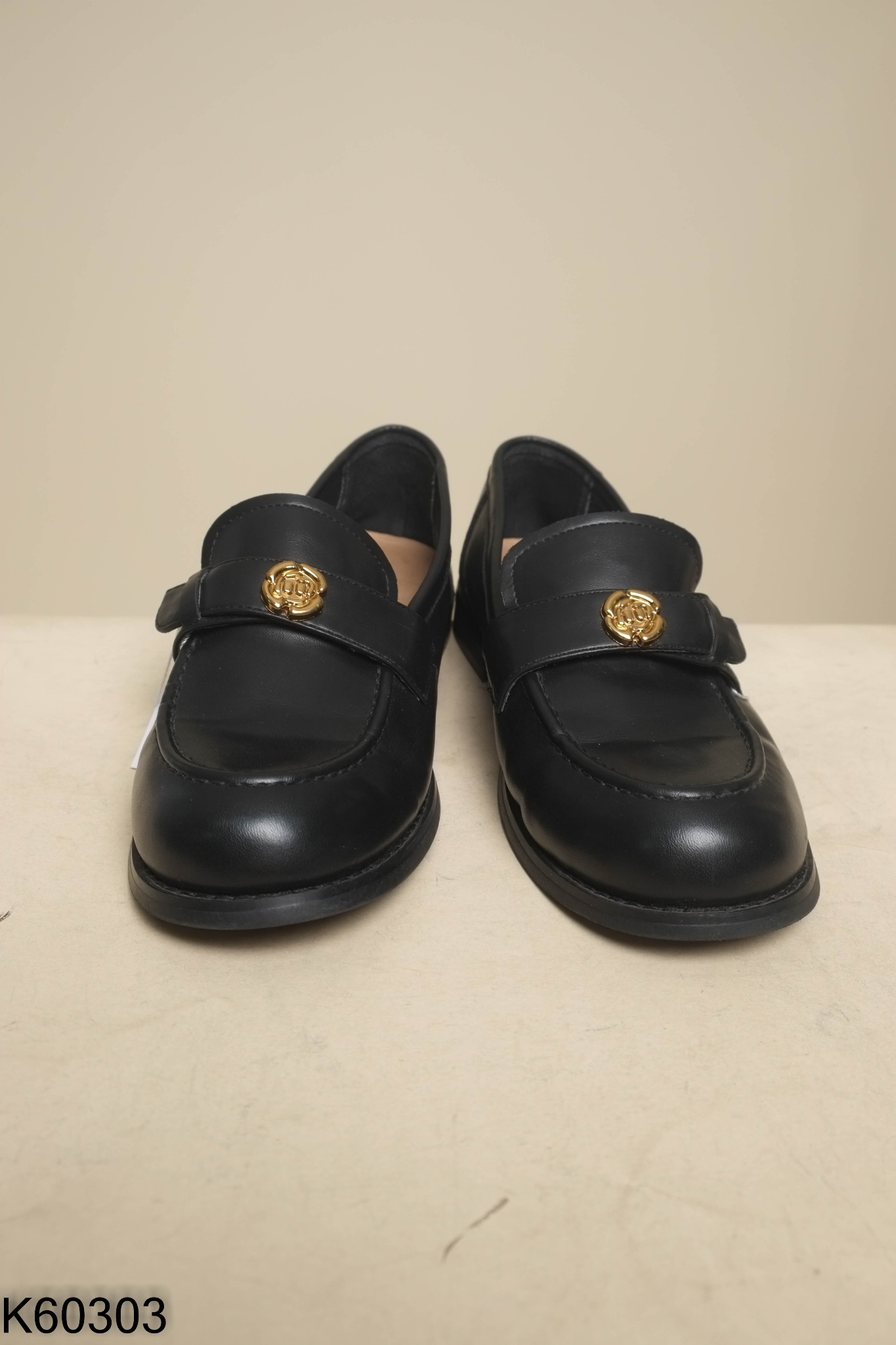Giày loafer da đen charm vàng