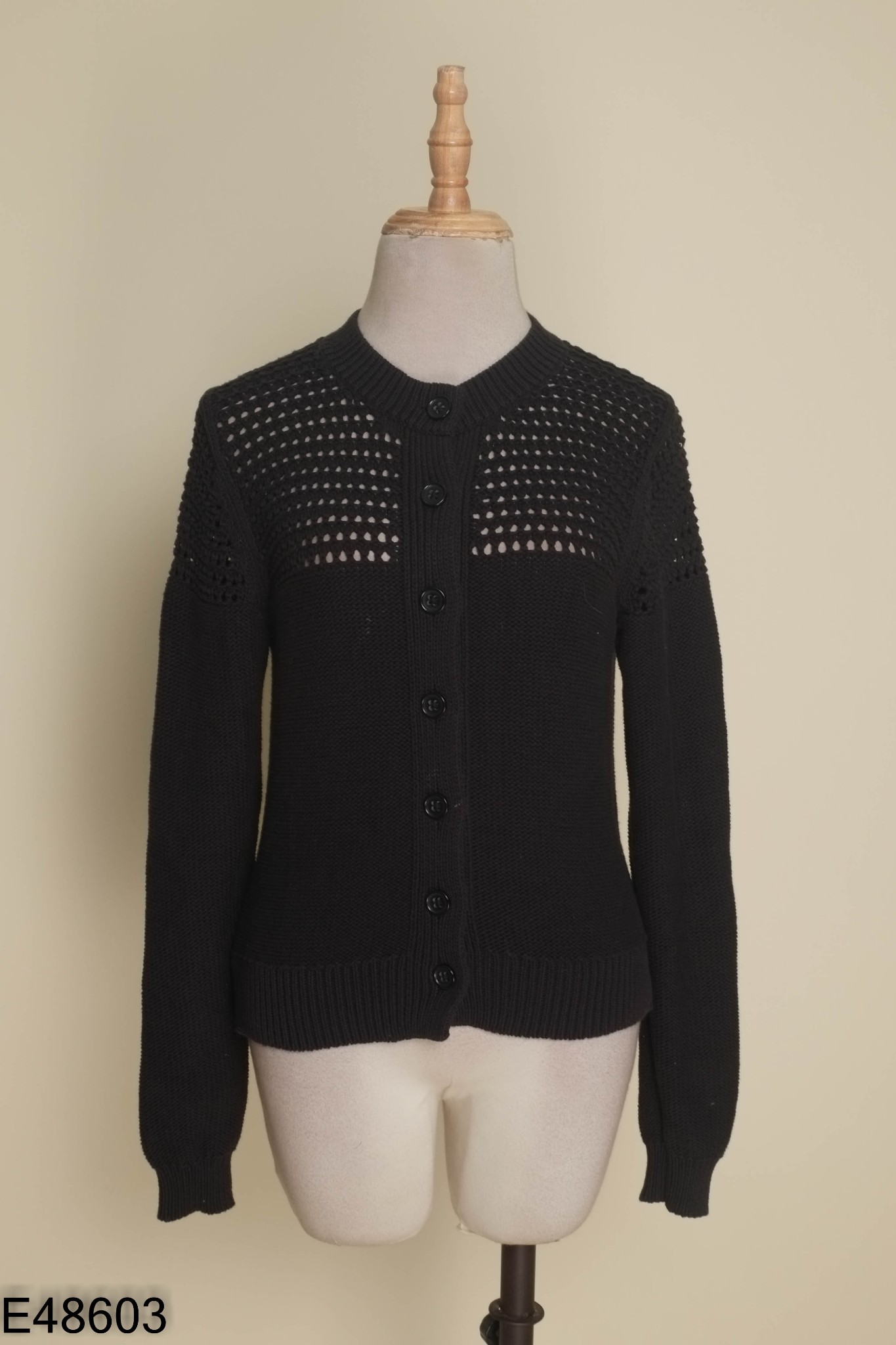 Áo len đen UNIQLO phối cúc
