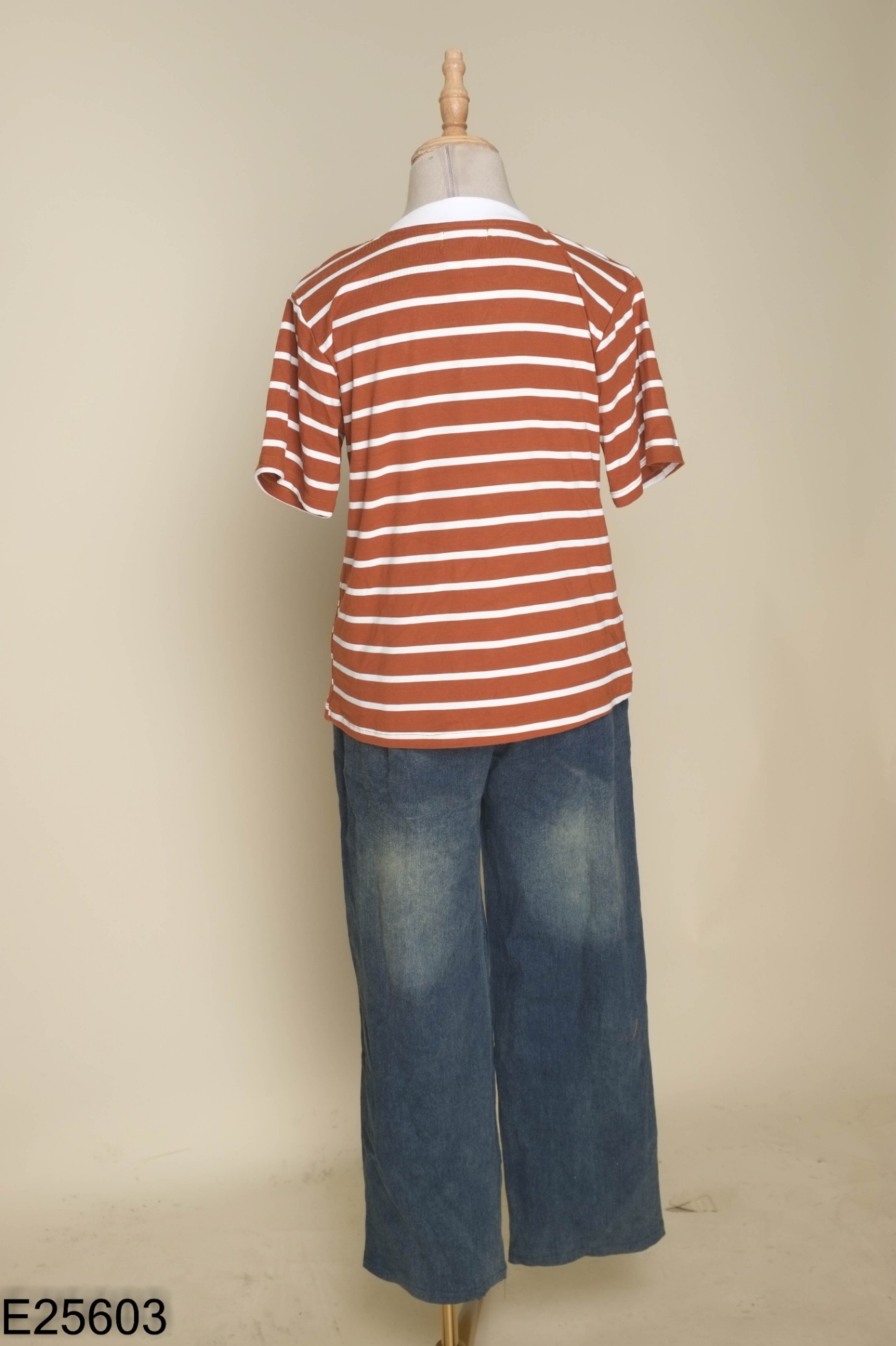 Set áo thun nâu kẻ trắng + quần jean dài