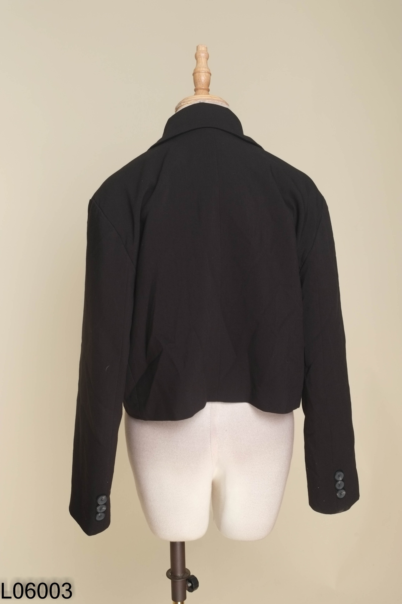 Áo đen cổ vest