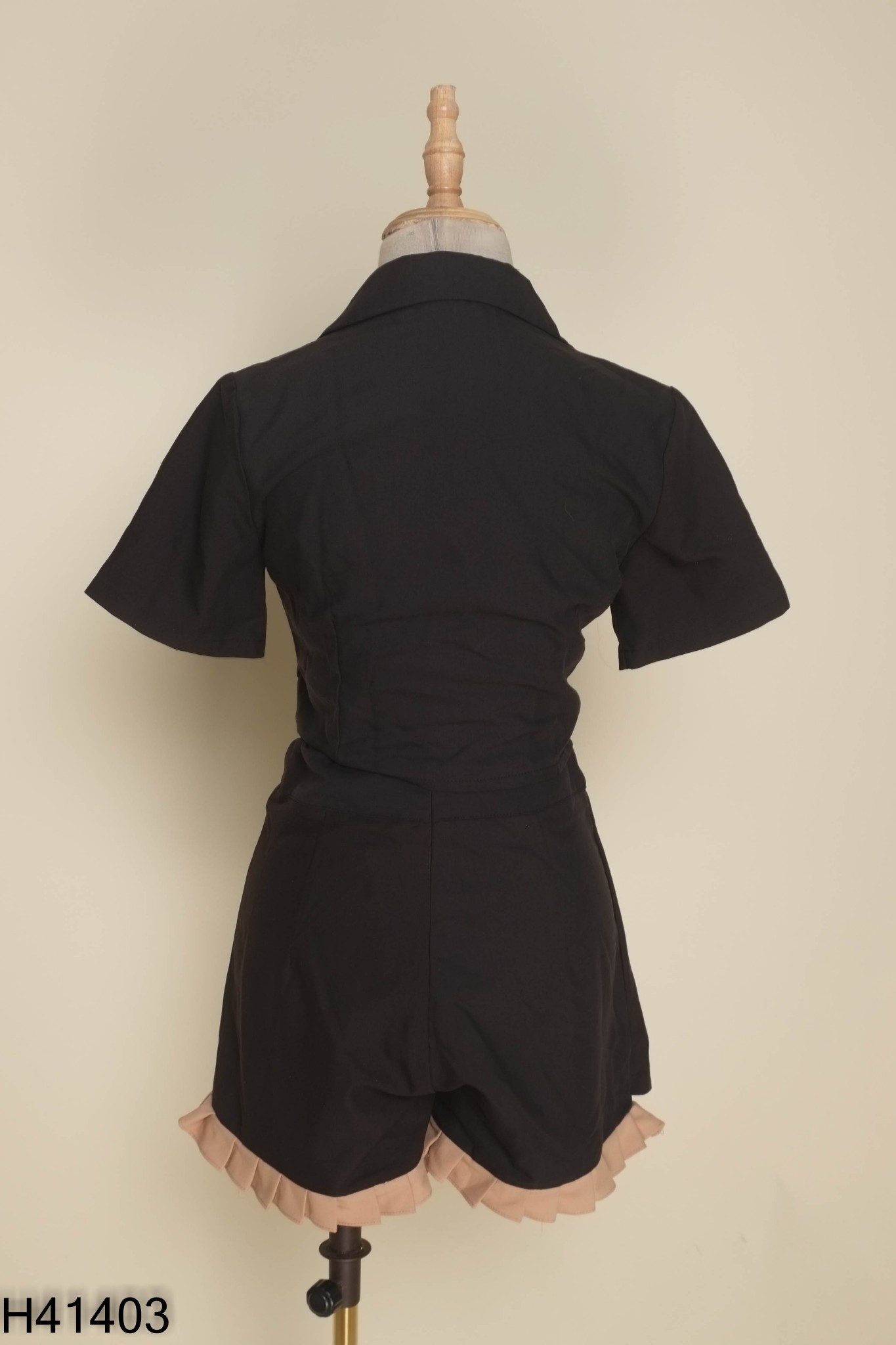 Set Áo đen viền bèo nâu + quần shorts