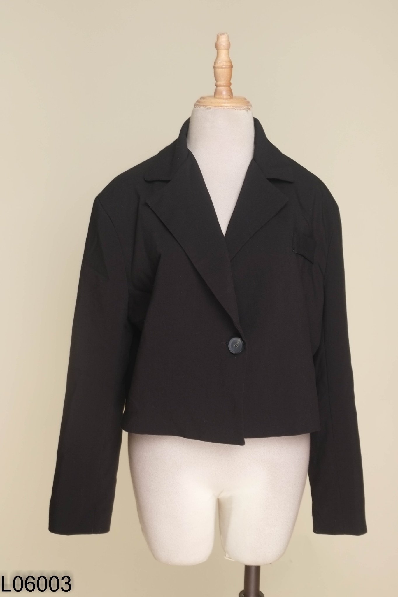 Áo đen cổ vest