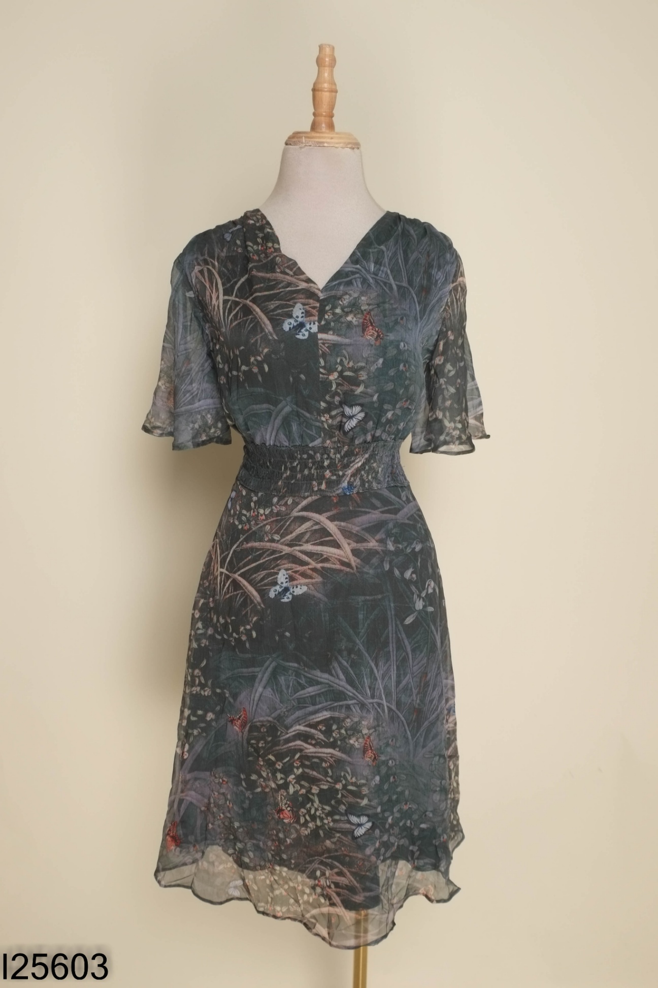 Váy xanh dài cổ V in hoa
